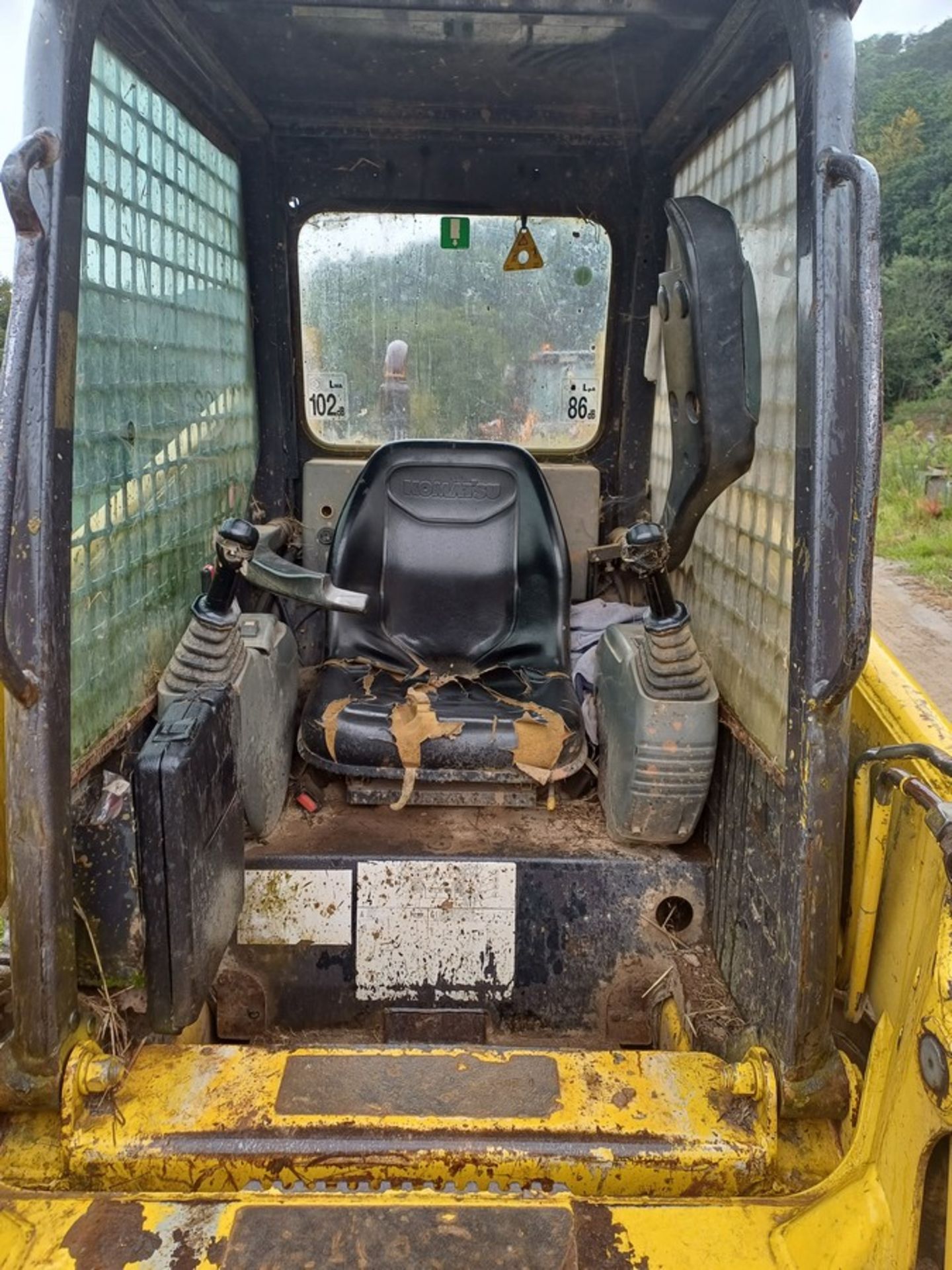 KOMATSU SK1020 SKIDSTEER 2007, NEW ENGINE 500HRS AGO, 1 TON LIFT - Image 4 of 7