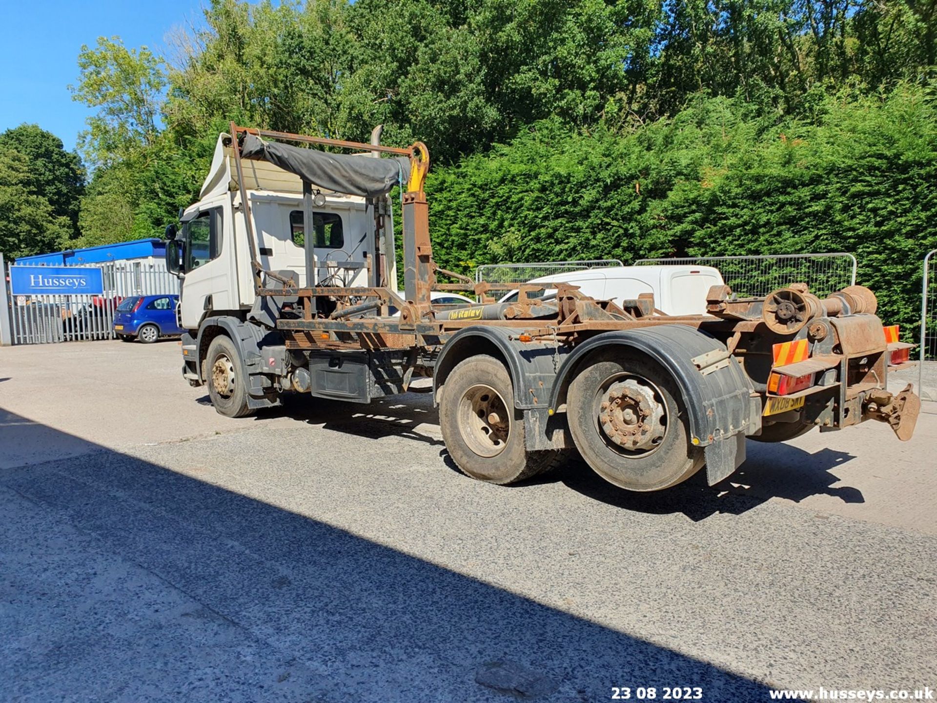 08/08 SCANIA P-SRS L-CLASS HOOK LOADER - 11705cc 2dr (White, 531k) - Image 12 of 21