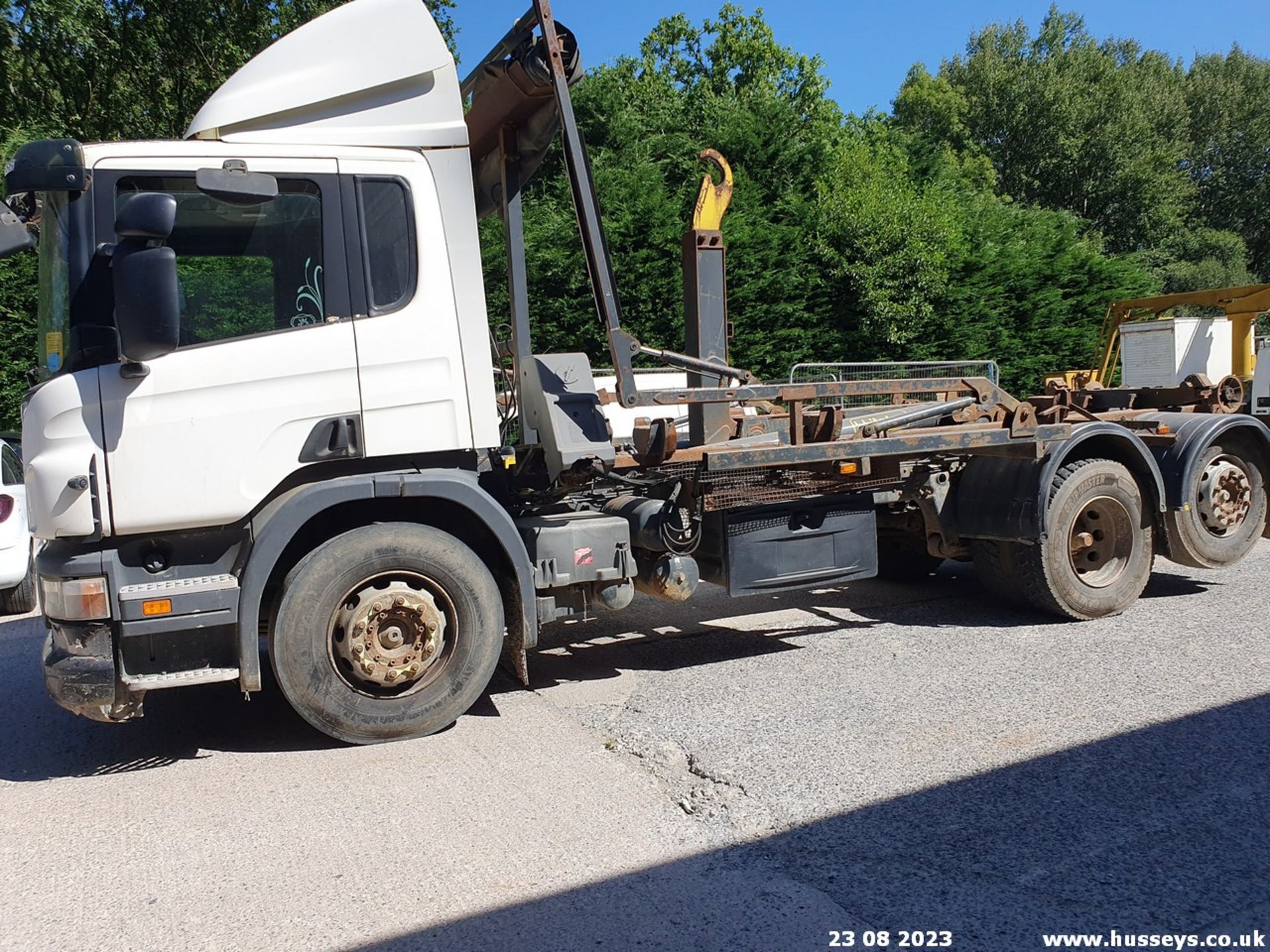 08/08 SCANIA P-SRS L-CLASS HOOK LOADER - 11705cc 2dr (White, 531k) - Image 9 of 21