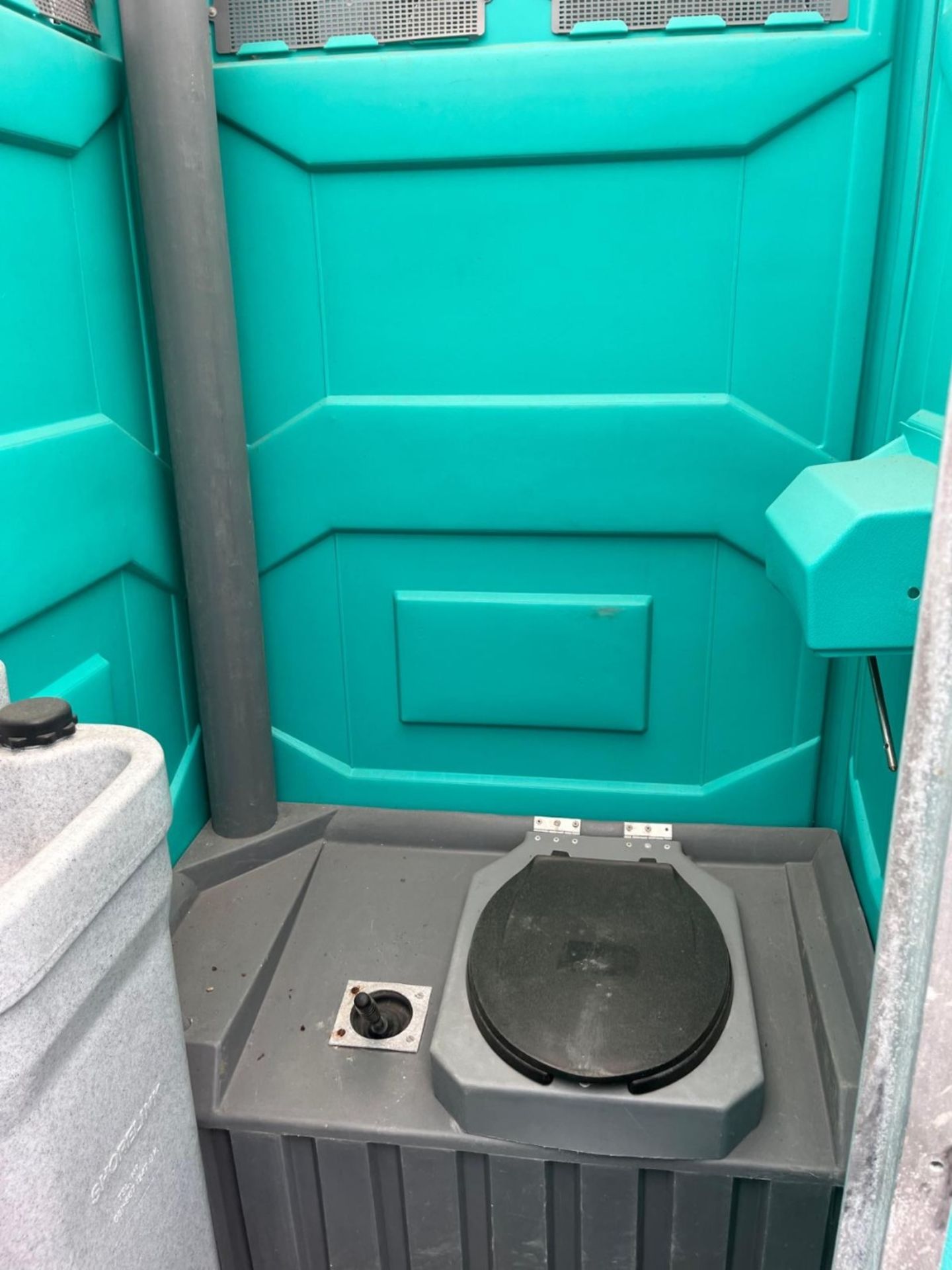 PORTABLE TOILET - Image 3 of 4