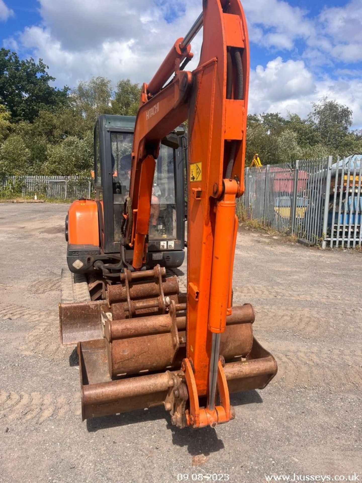 HITACHI ZX30 DIGGER C.W QH 3 BUCKETS RTD - Image 2 of 10