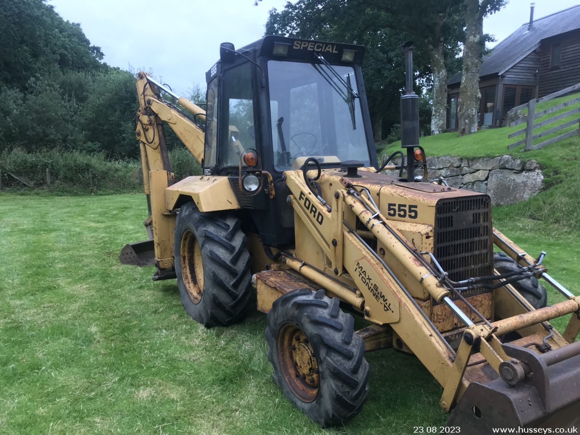 FORD 555 WHEEL DIGGER C.W 2 BUCKETS & PALLET FORKS