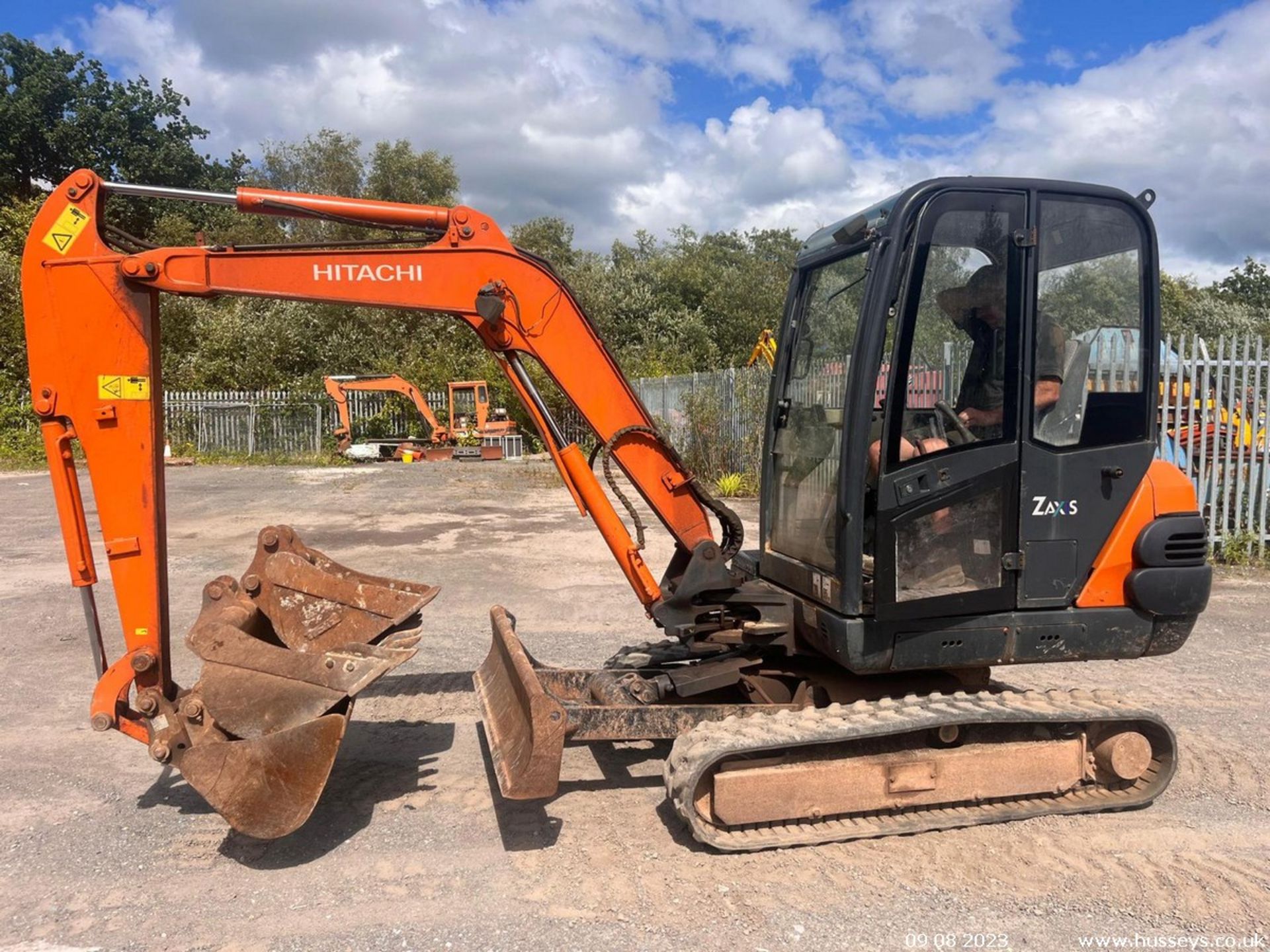 HITACHI ZX30 DIGGER C.W QH 3 BUCKETS RTD