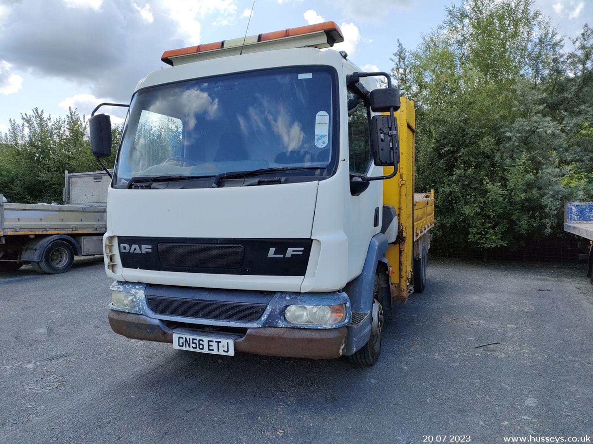 06/56 DAF TRUCKS FA LF45.150 - 3920cc 2dr Tipper (White/yellow) - Image 2 of 30