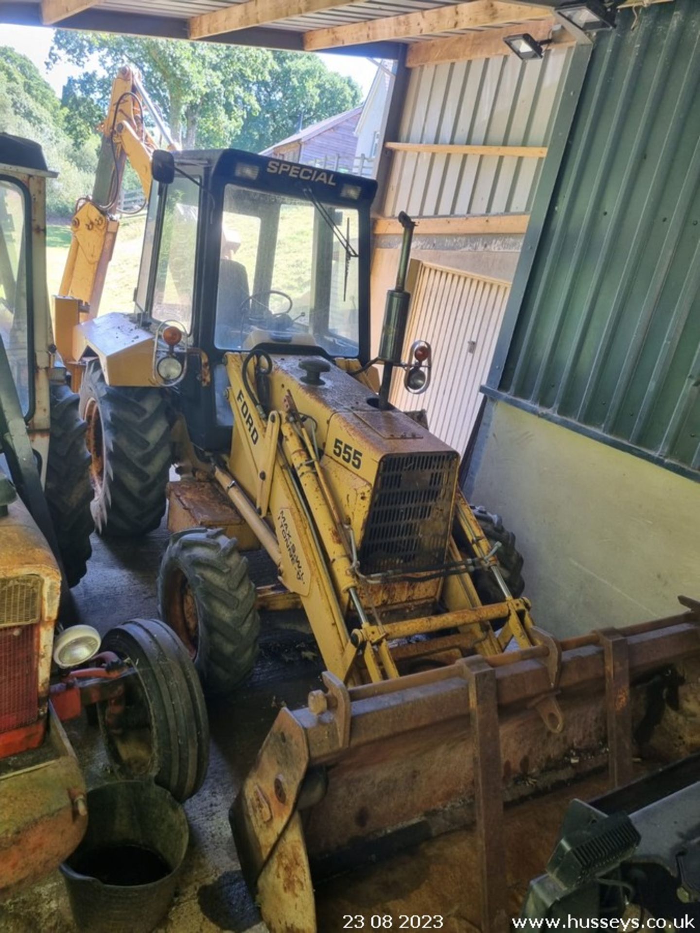 FORD 555 WHEEL DIGGER C.W 2 BUCKETS & PALLET FORKS - Image 3 of 6