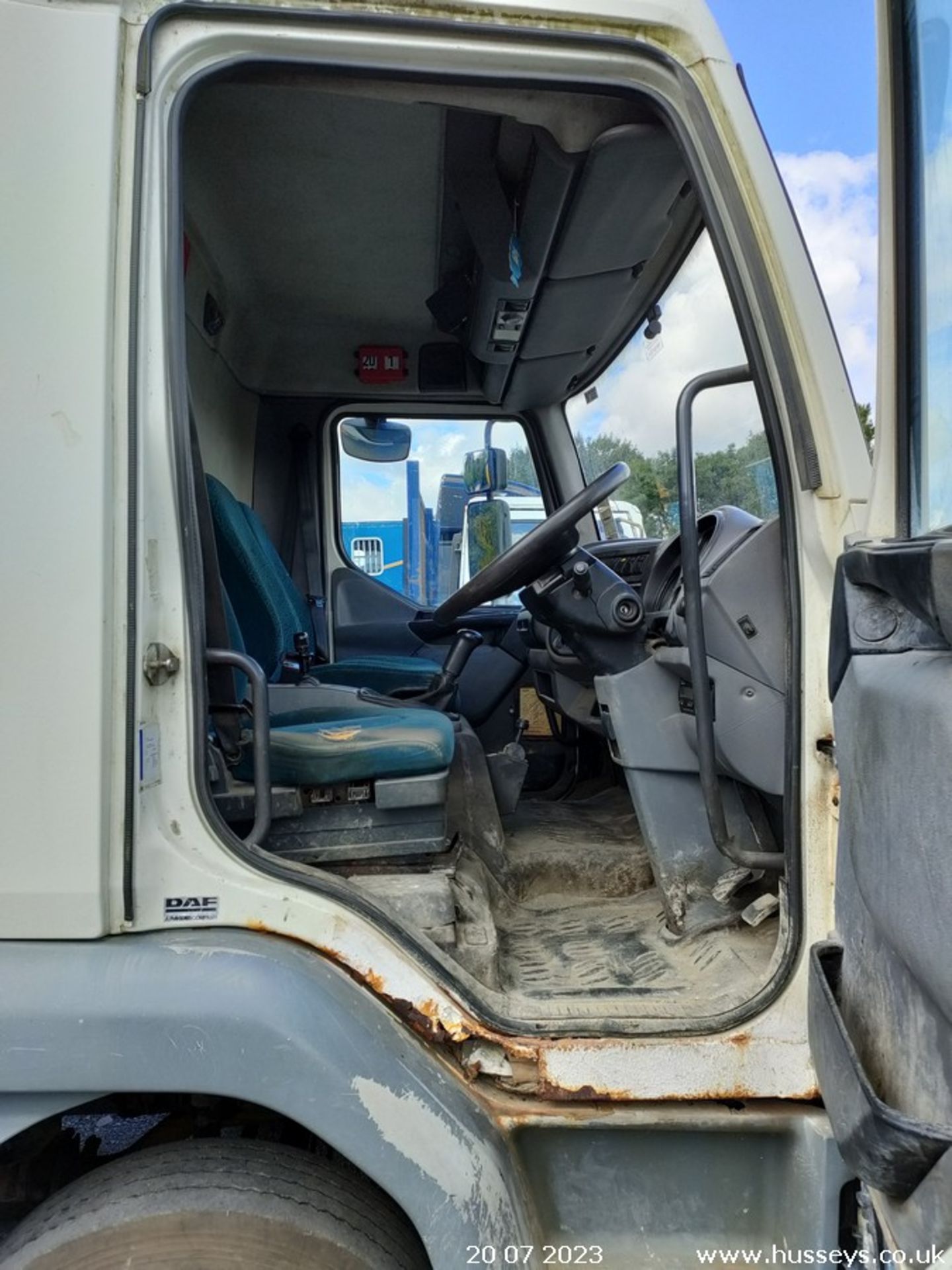 06/56 DAF TRUCKS FA LF45.150 - 3920cc 2dr Tipper (White/yellow) - Image 23 of 30