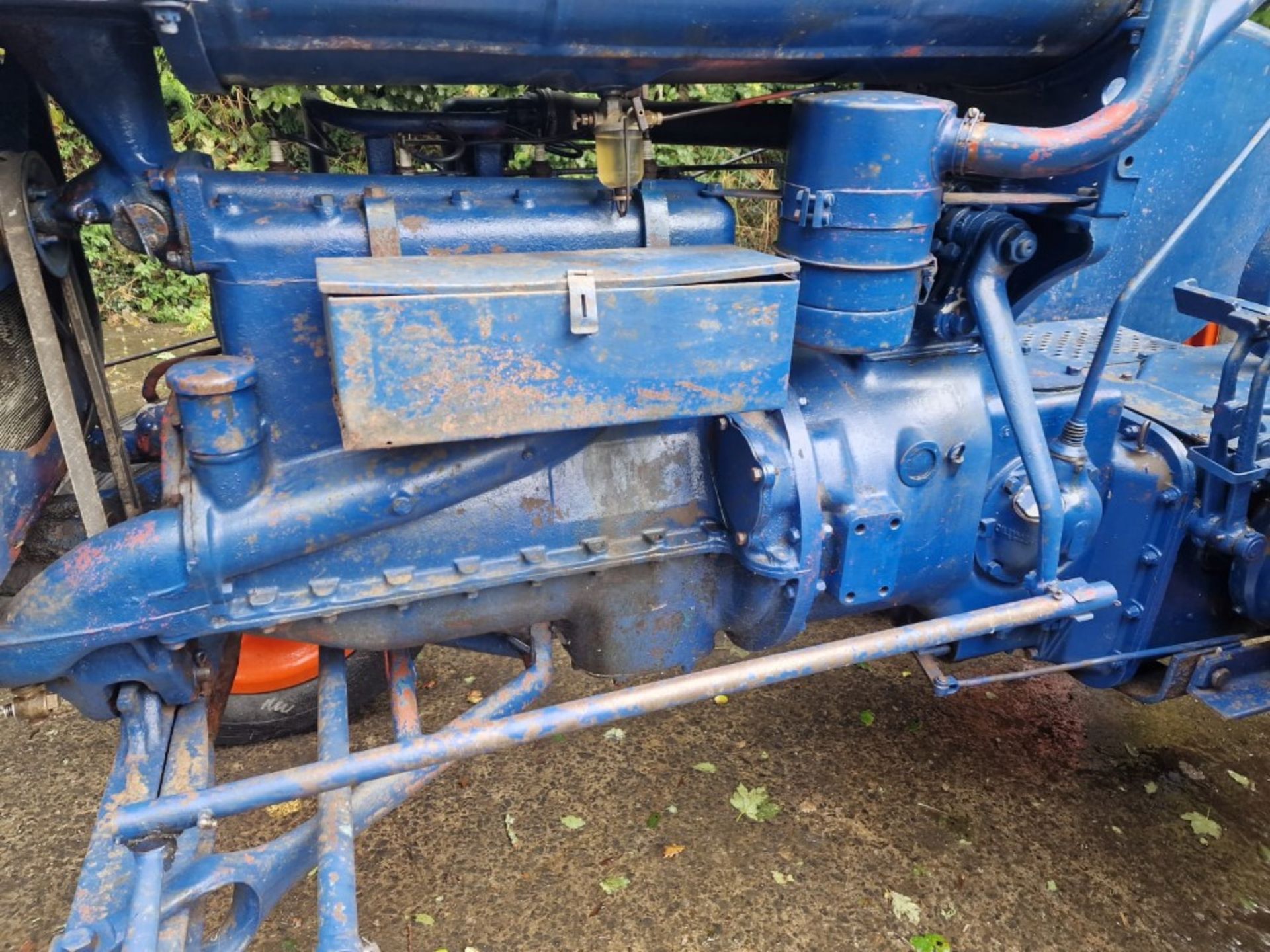 FORDSON E27N TRACTOR (NO CRACKS IN THE BLOCK WILL STARTS & DRIVES) - Image 8 of 10