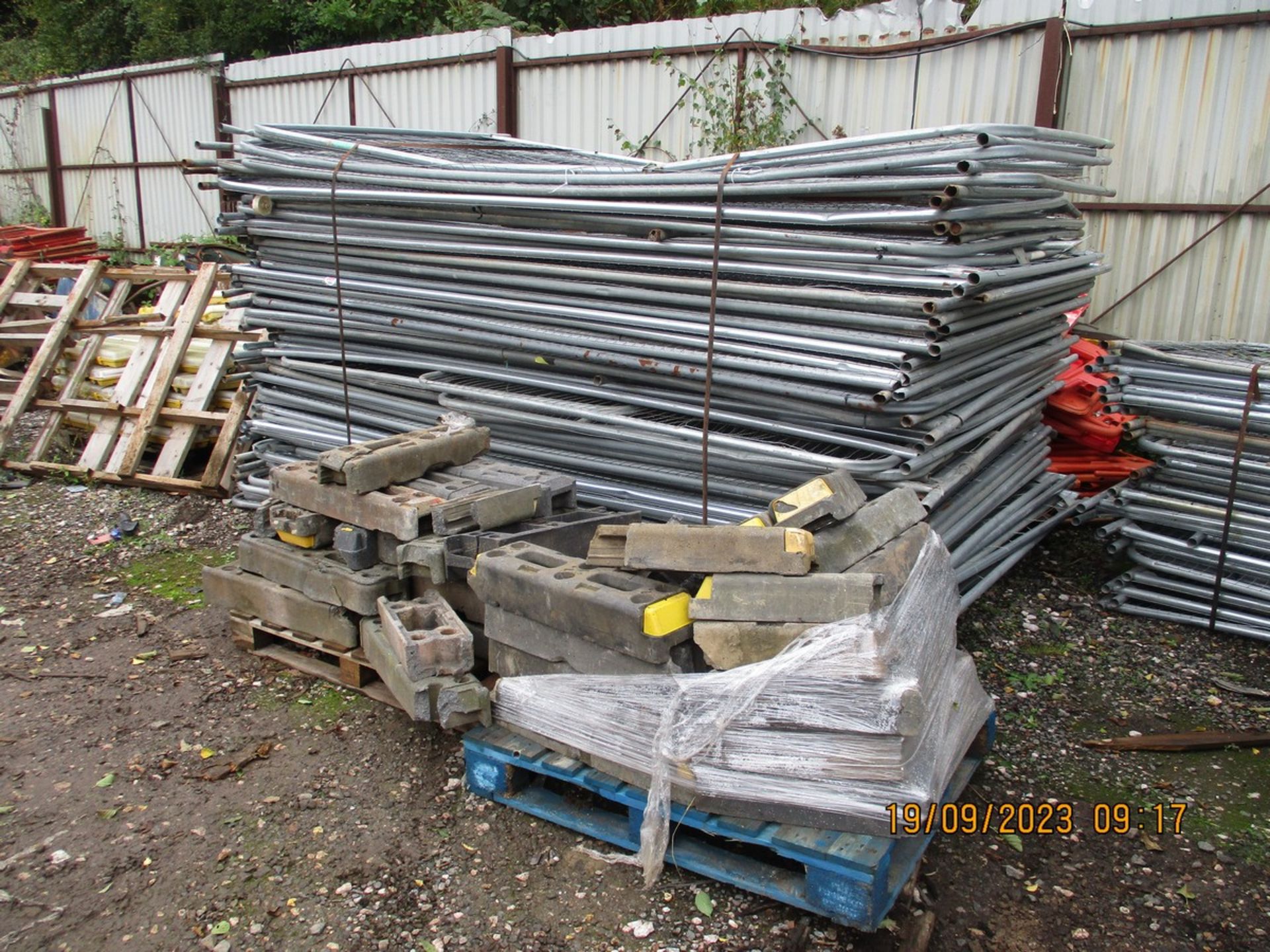 APPROX 50 HERRAS FENCE PANELS C.W 2 PALLETS OF FEET