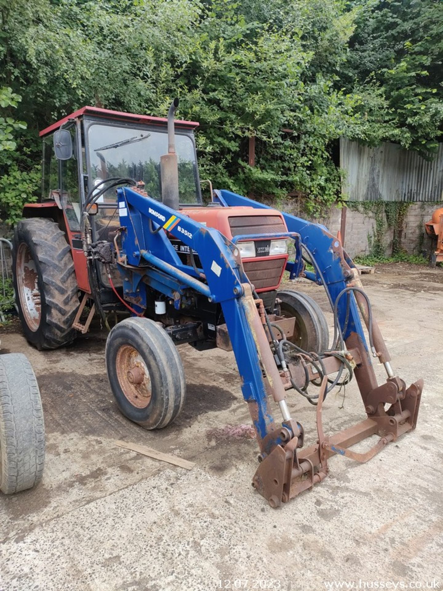 CASE INTERNATIONAL 695 TRACTOR C.W BOMFORD LOADER - Image 6 of 12