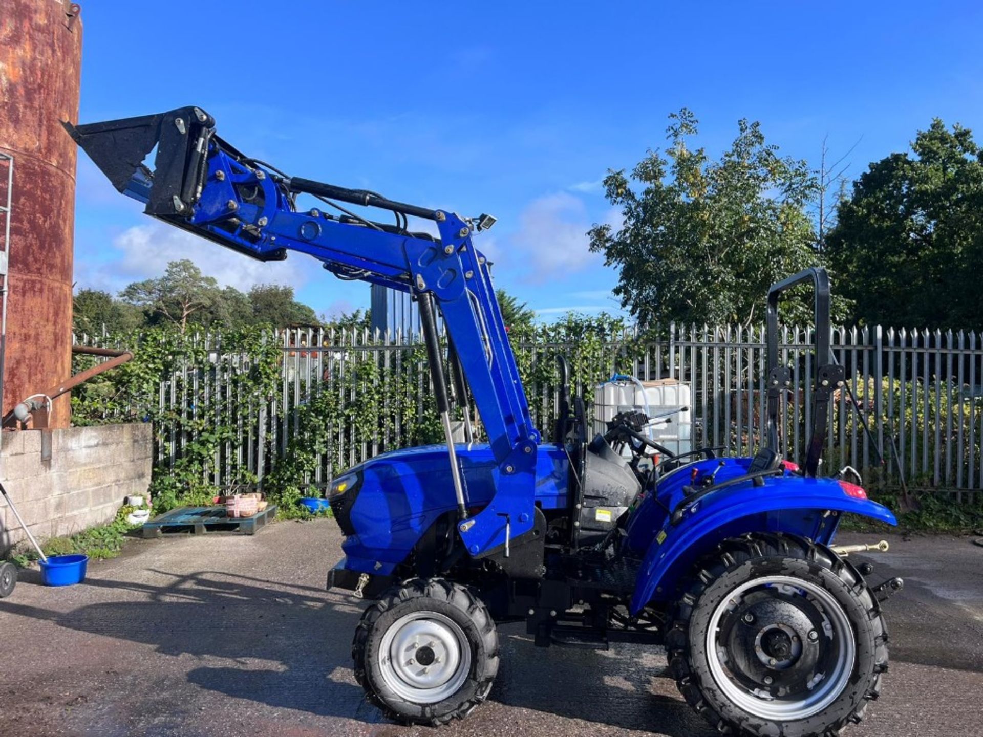 TAIYUE 30HP 4WD TRACTOR C.W LOADER & 2 IN 1 BUCKET 2023 UNUSED - Image 5 of 22