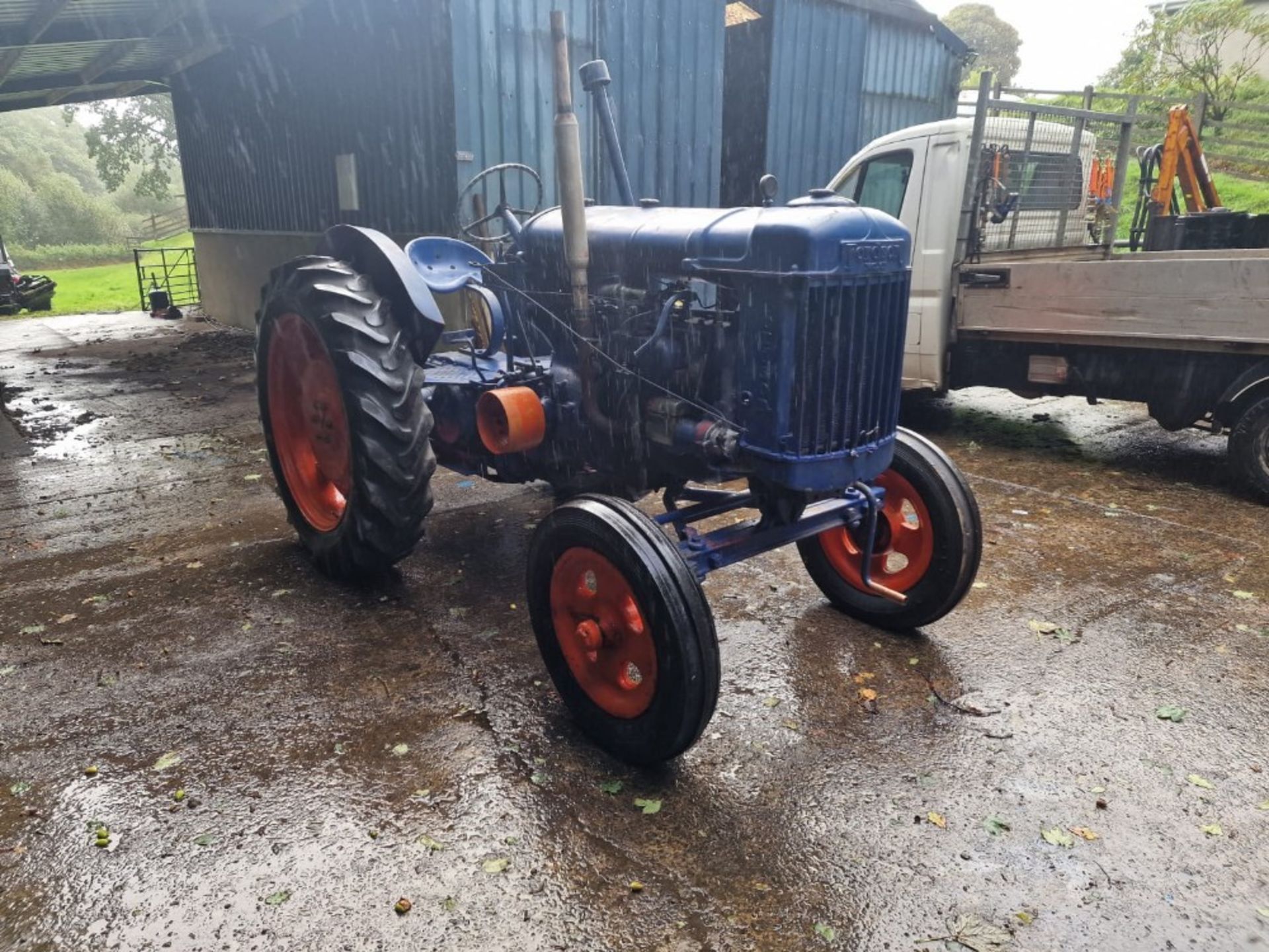 FORDSON E27N TRACTOR (NO CRACKS IN THE BLOCK WILL STARTS & DRIVES) - Image 3 of 10