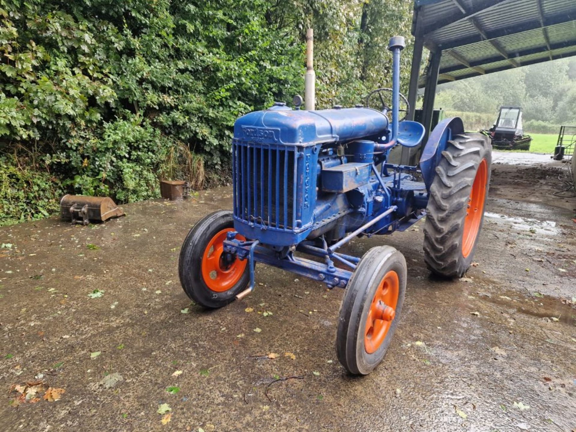 FORDSON E27N TRACTOR (NO CRACKS IN THE BLOCK WILL STARTS & DRIVES) - Image 2 of 10