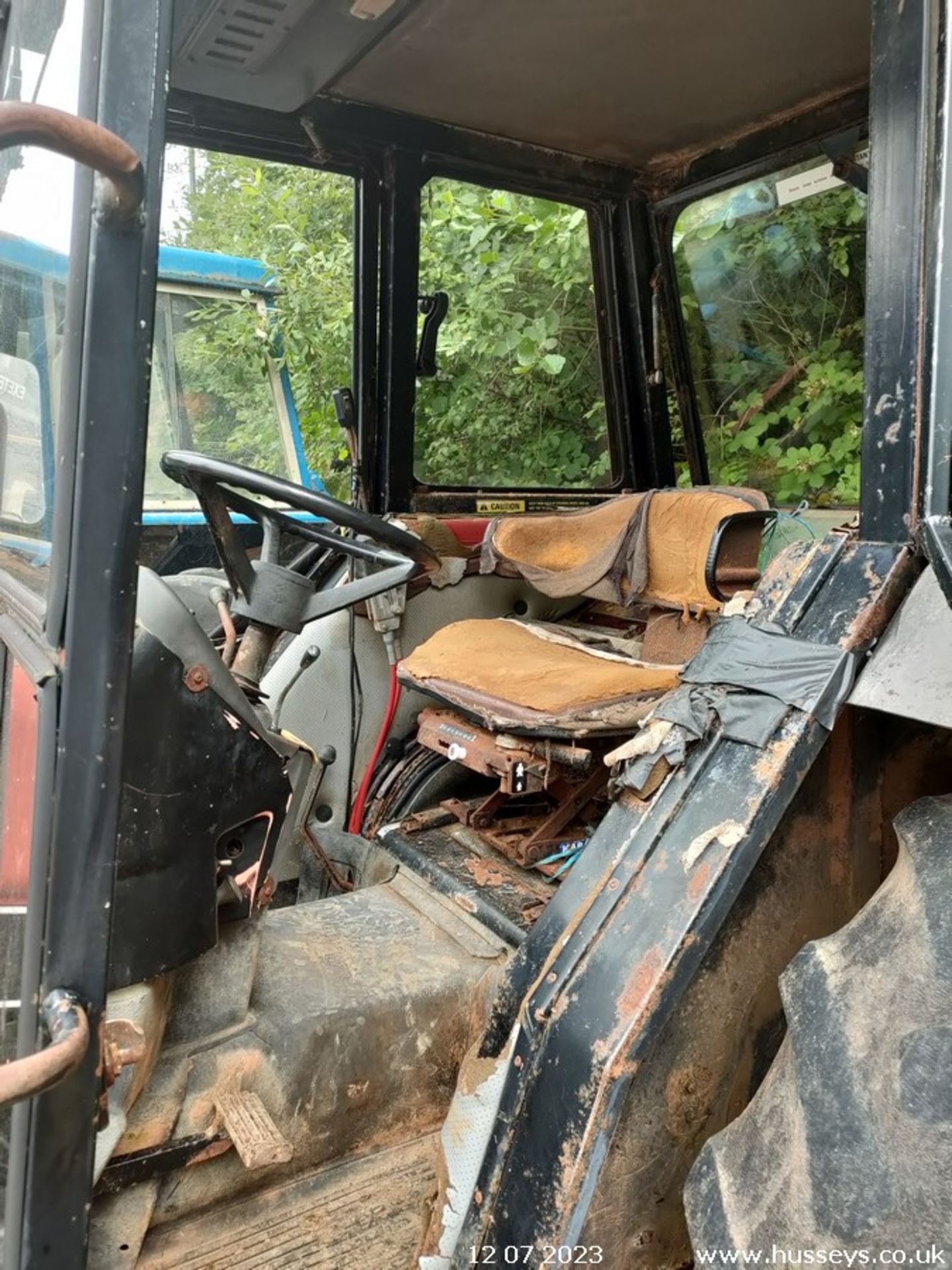 CASE INTERNATIONAL 695 TRACTOR C.W BOMFORD LOADER - Image 8 of 12