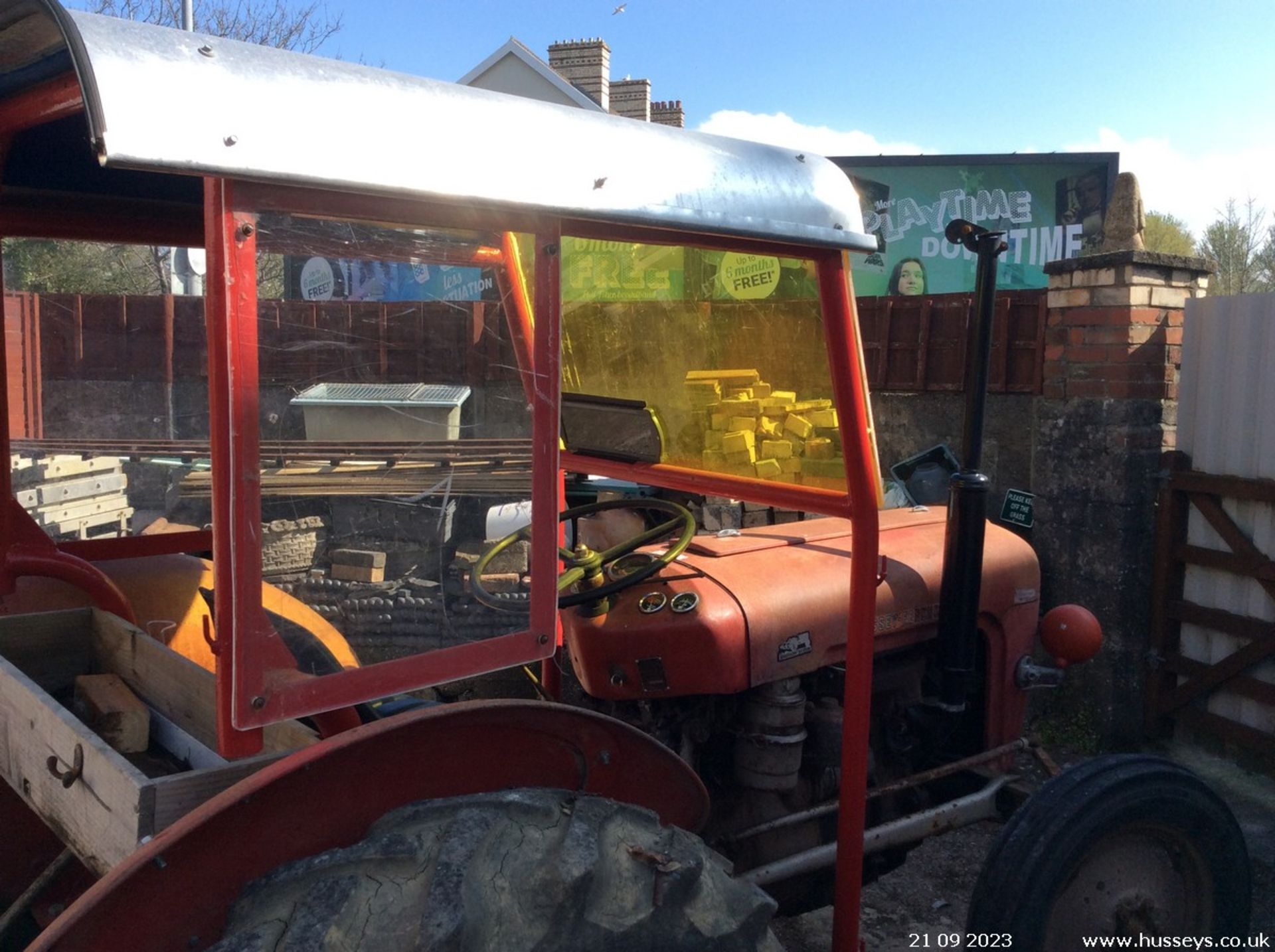 MASSEY FERGUSON 4 CYLINDER TRACTOR - Image 8 of 14