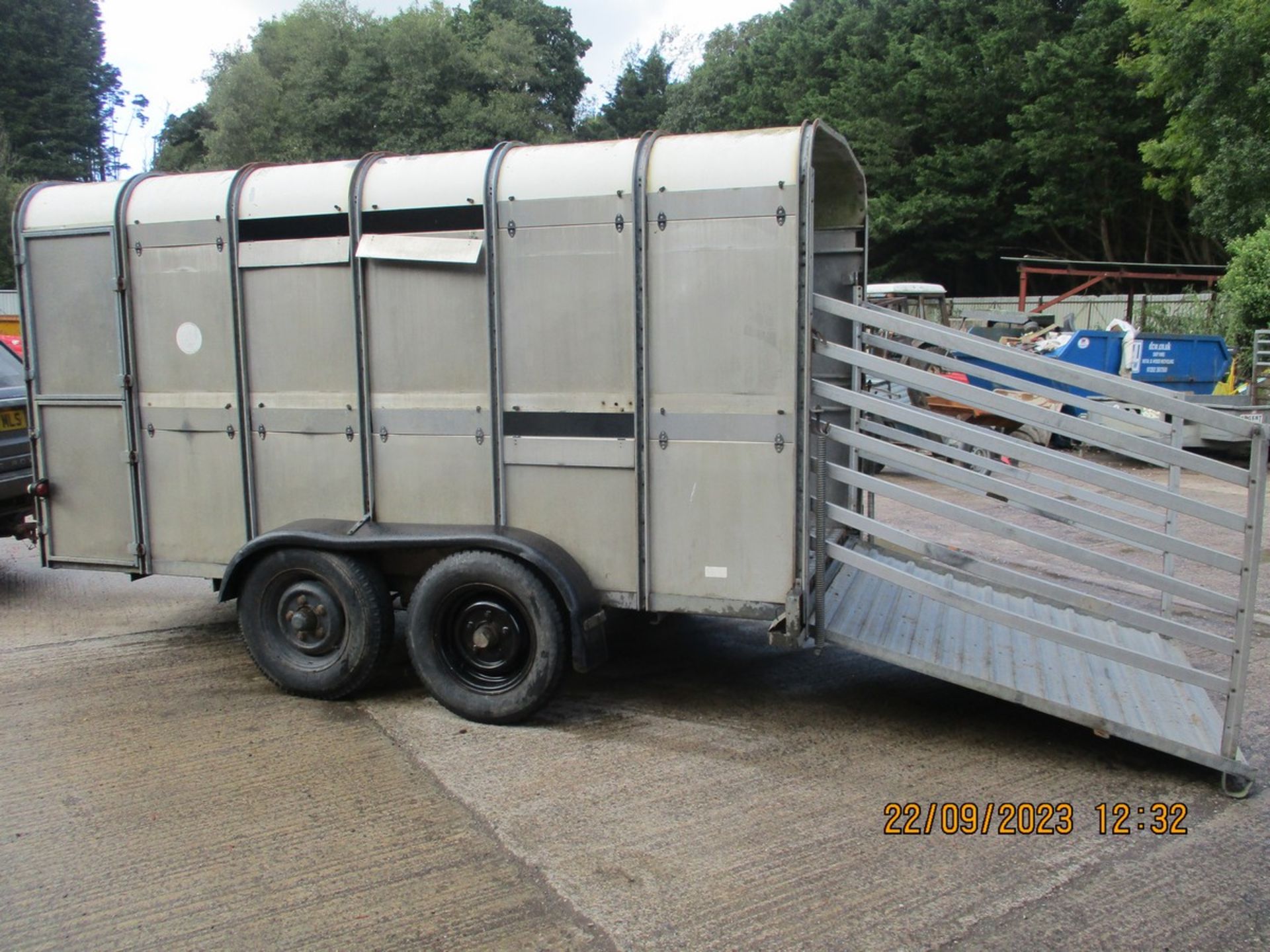 12FT IFOR WILLIAMS LIVESTOCK TRAILER C.W PARTITION GATE - Image 3 of 3