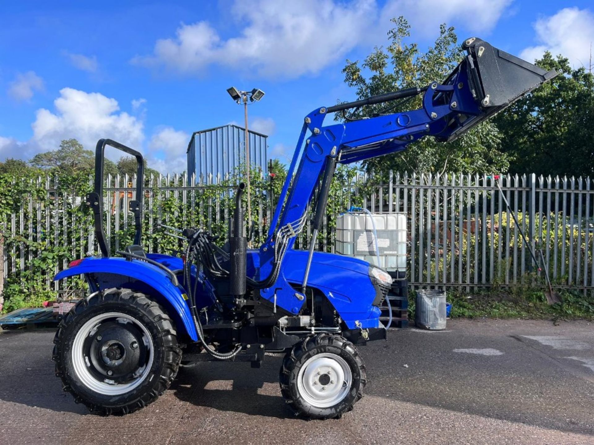 TAIYUE 30HP 4WD TRACTOR C.W LOADER & 2 IN 1 BUCKET 2023 UNUSED - Image 2 of 22