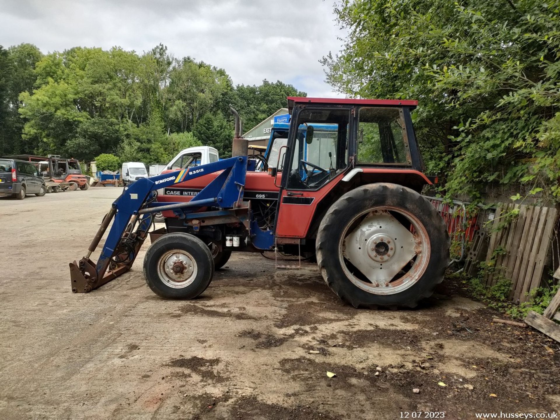 CASE INTERNATIONAL 695 TRACTOR C.W BOMFORD LOADER - Image 2 of 12