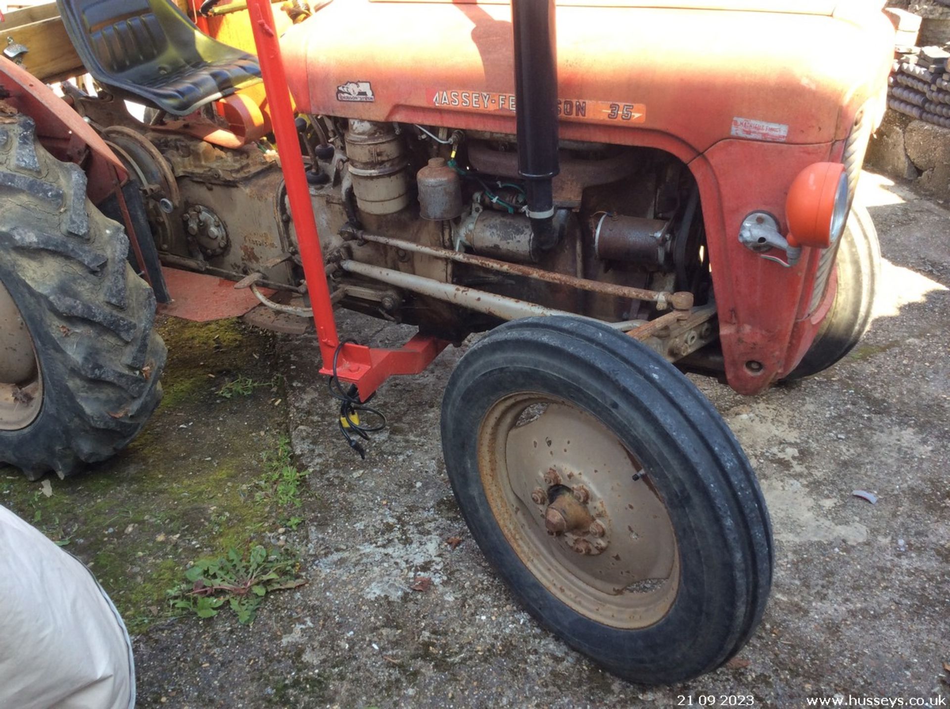 MASSEY FERGUSON 4 CYLINDER TRACTOR - Image 10 of 14