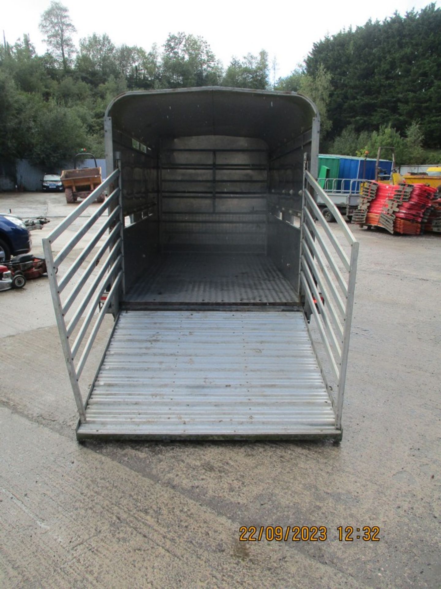 12FT IFOR WILLIAMS LIVESTOCK TRAILER C.W PARTITION GATE - Image 2 of 3