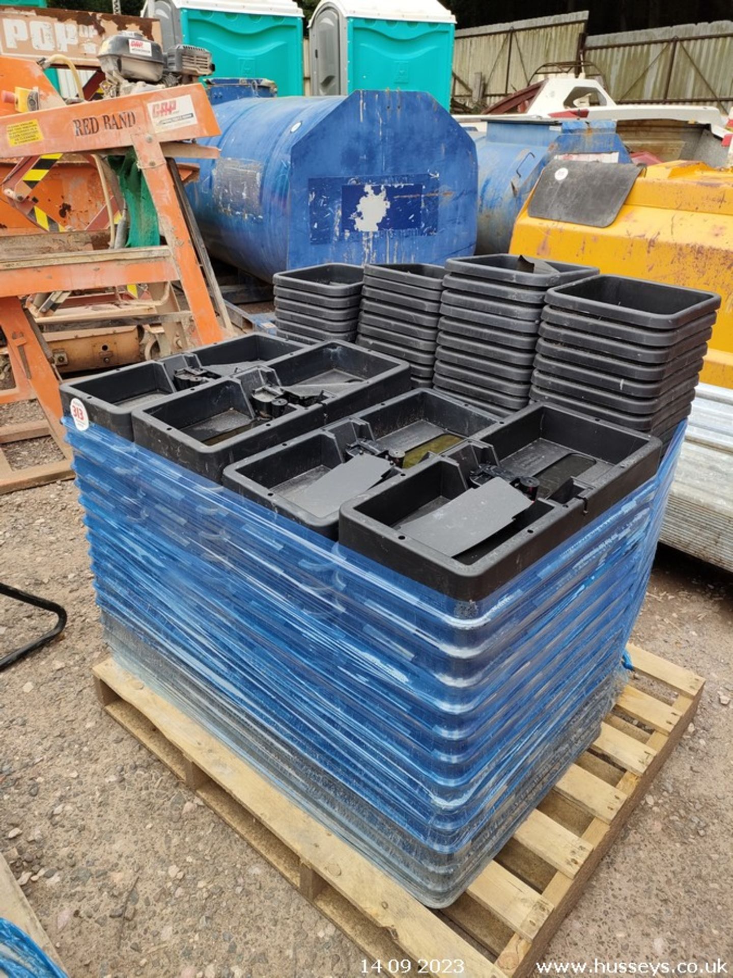 PALLET OF AUTO POTS 50 TRAYS 100 POTS