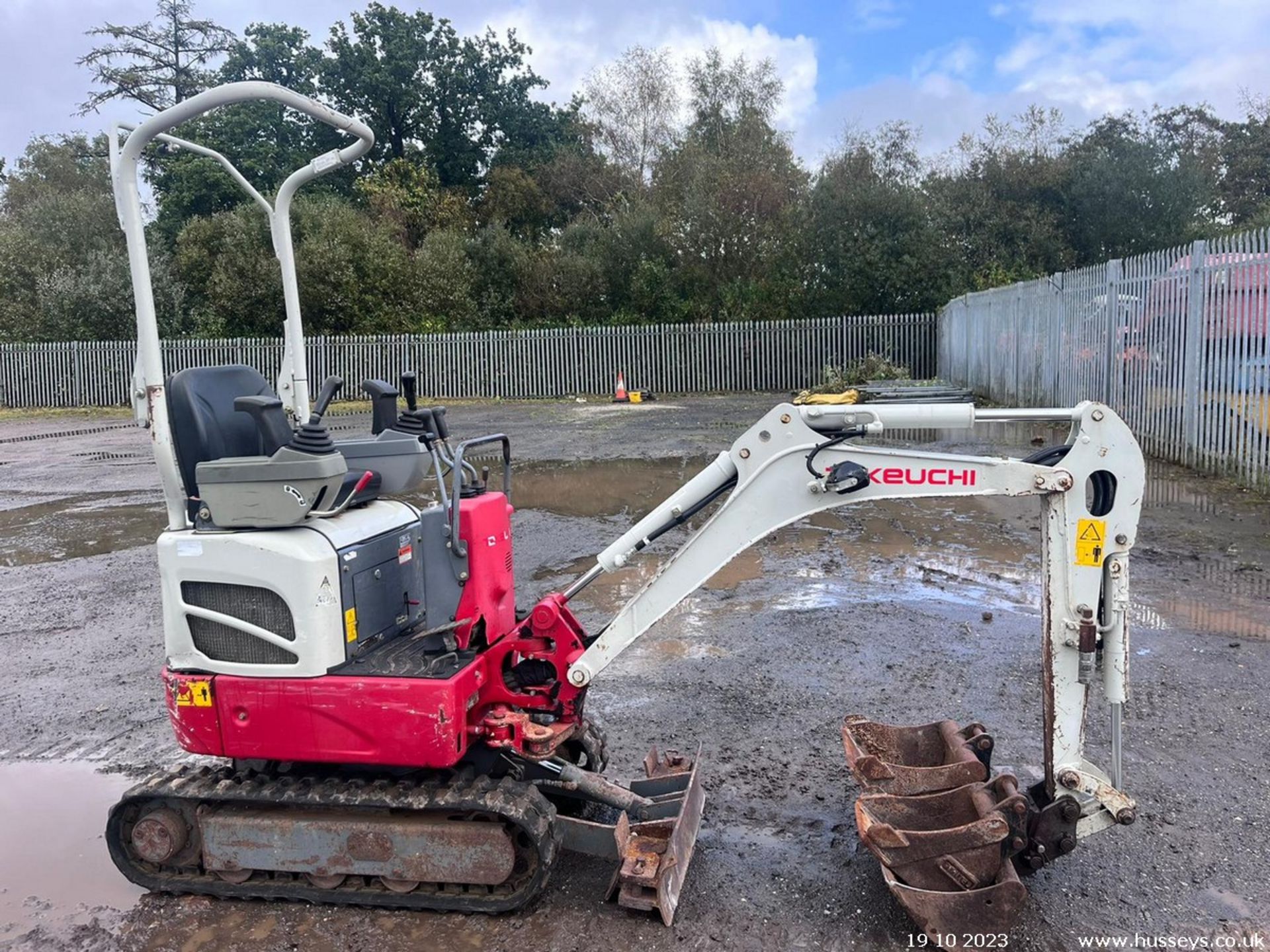 TAKEUCHI TB210R DIGGER 2017 3 BUCKETS & QH EXPANDING TRACKS 2 SPEED RTD