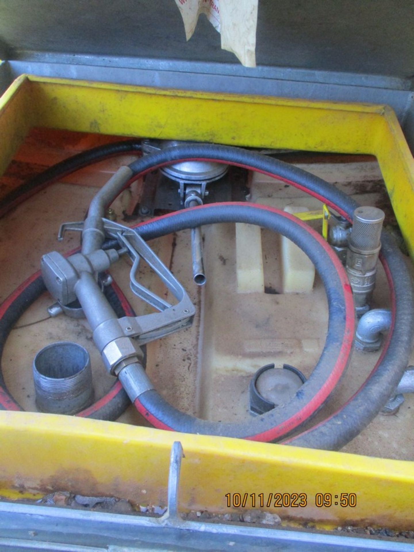 WESTERN 950 LITRE DIESEL TANK C.W HAND PUMP - Image 2 of 3