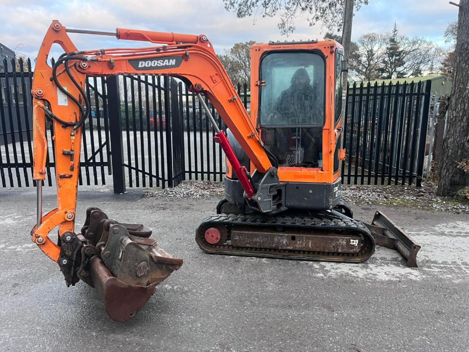 DOOSAN DX27 DIGGER 2011 C.W 3 BUCKETS & QH RTD - Image 6 of 14