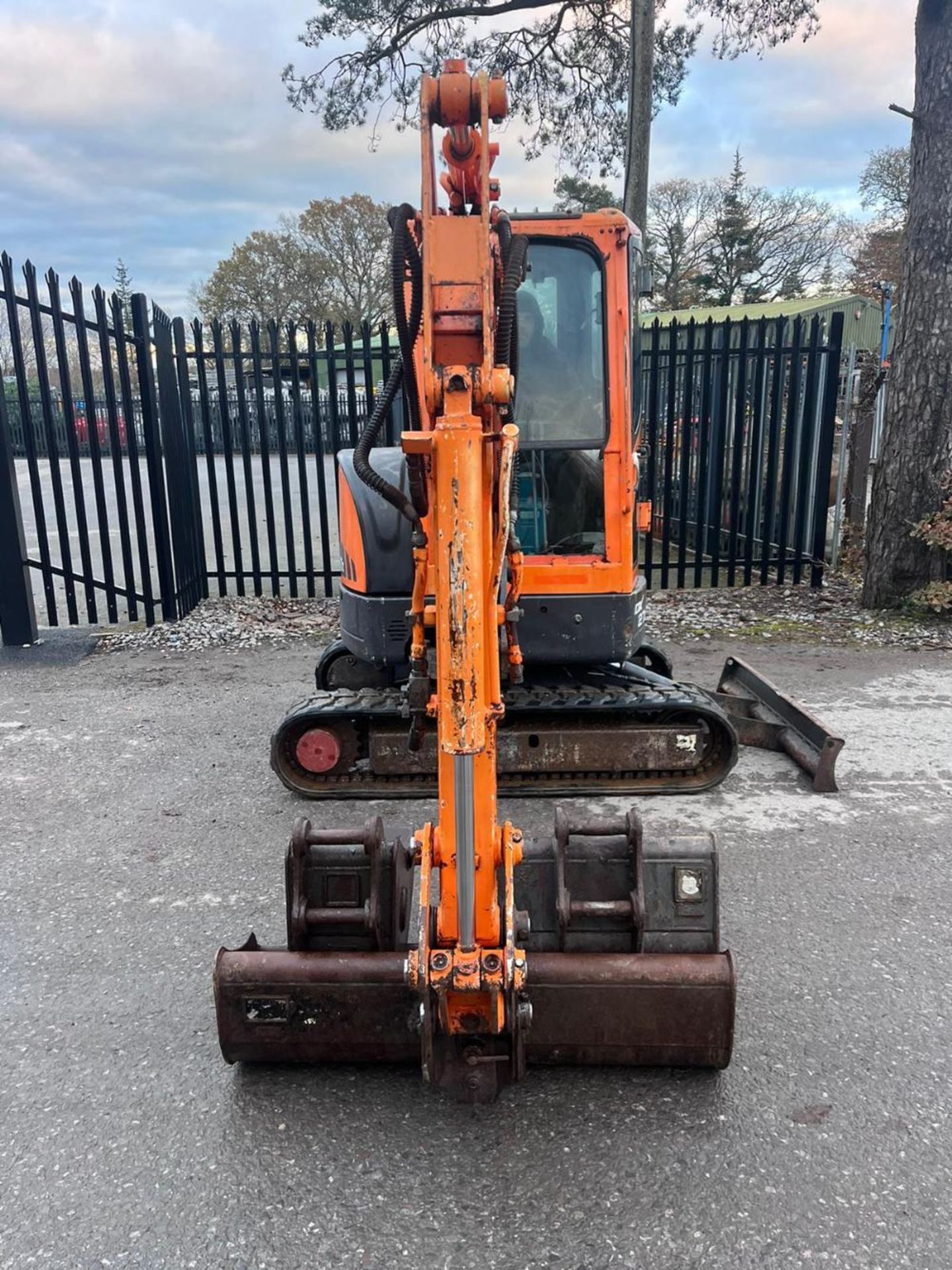 DOOSAN DX27 DIGGER 2011 C.W 3 BUCKETS & QH RTD - Image 4 of 14