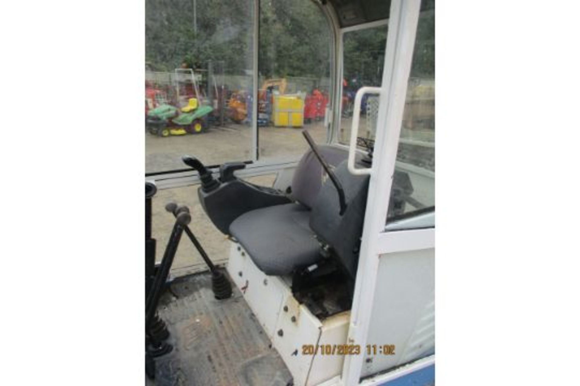 JCB MINI DIGGER C.W 3 BUCKETS SHOWING 3300HRS - Image 7 of 11