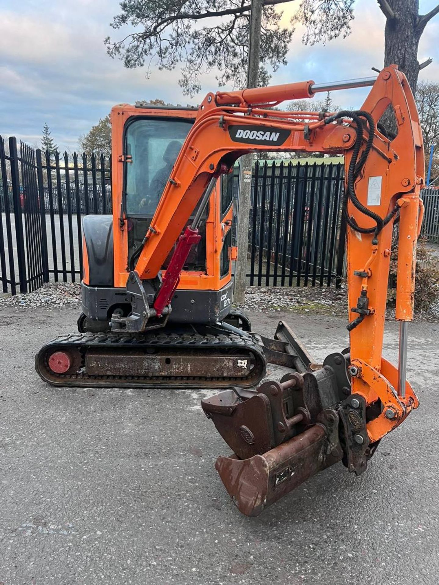 DOOSAN DX27 DIGGER 2011 C.W 3 BUCKETS & QH RTD - Image 2 of 14