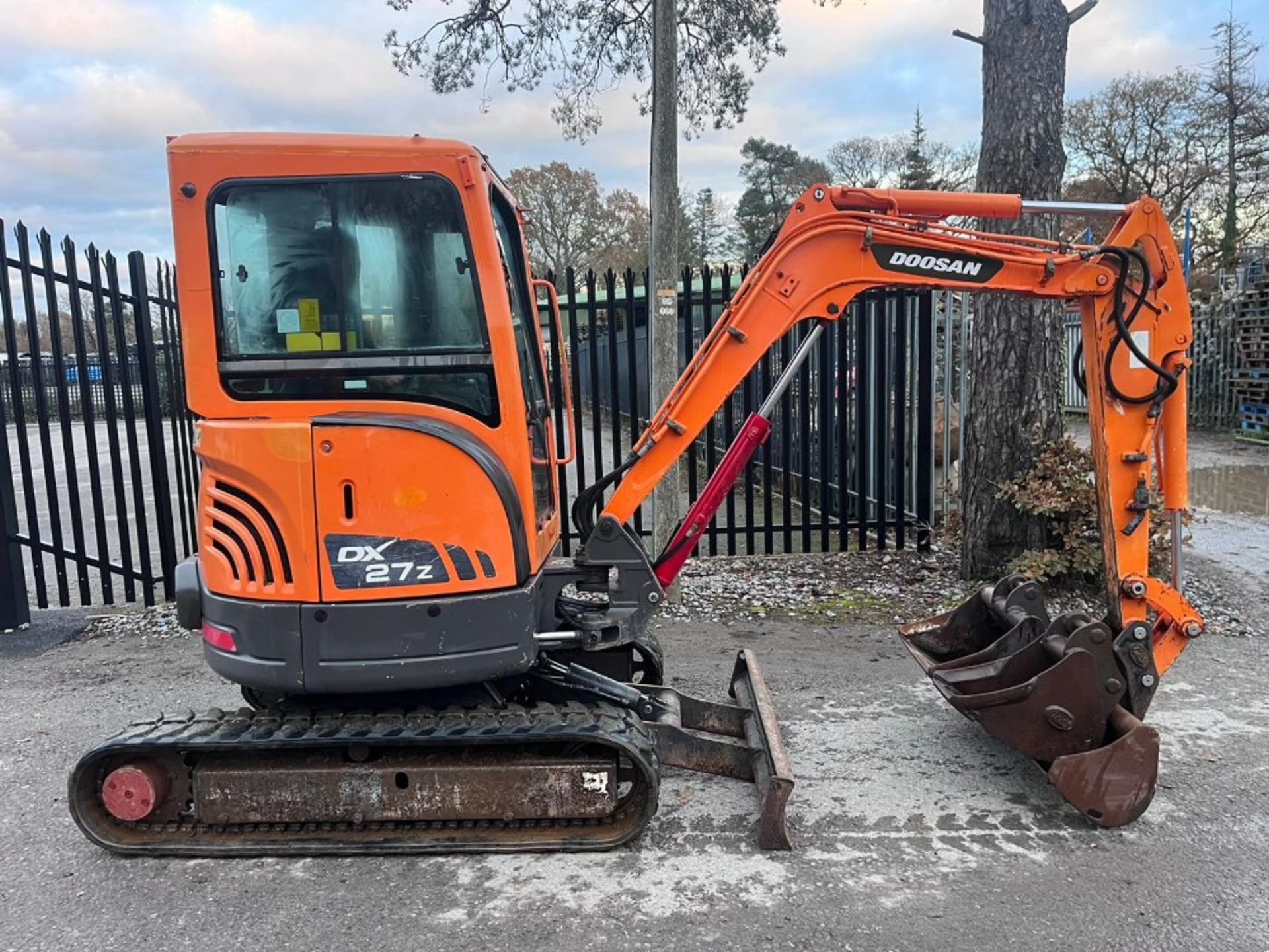 DOOSAN DX27 DIGGER 2011 C.W 3 BUCKETS & QH RTD - Image 3 of 14