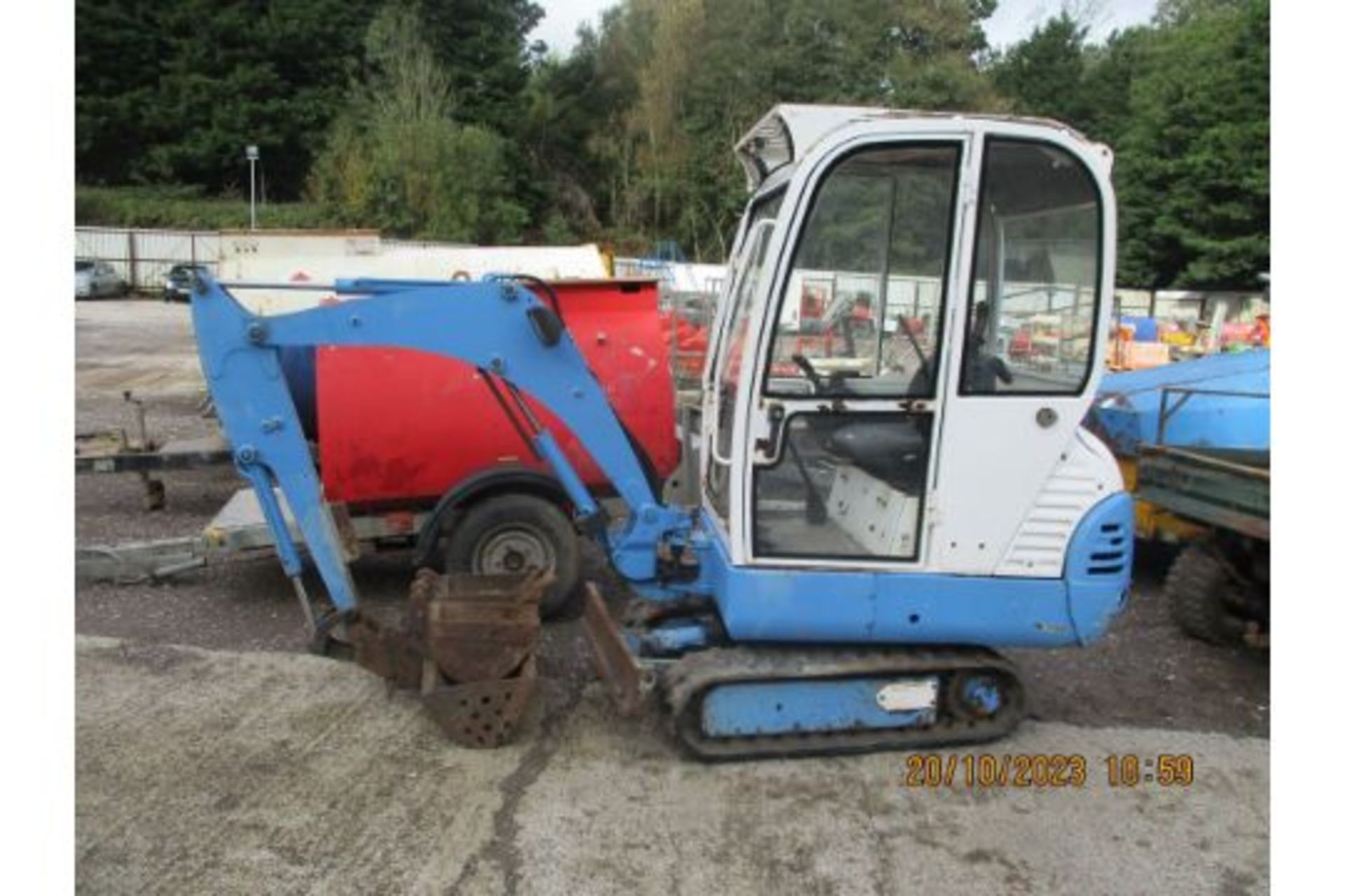 JCB MINI DIGGER C.W 3 BUCKETS SHOWING 3300HRS - Image 4 of 11