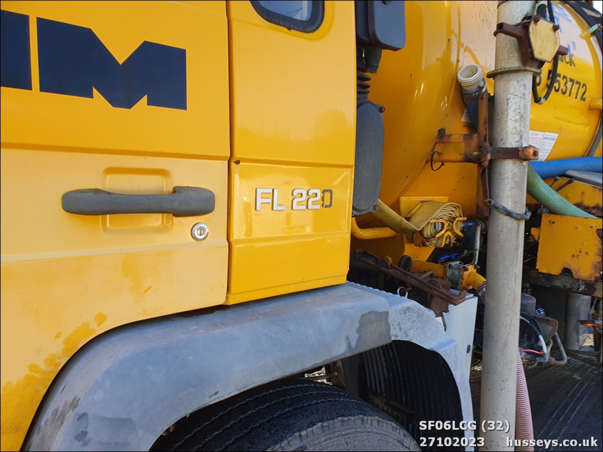 06/06 VOLVO FL GULLY SUCKER - 5480cc 2dr (Yellow) - Image 33 of 41