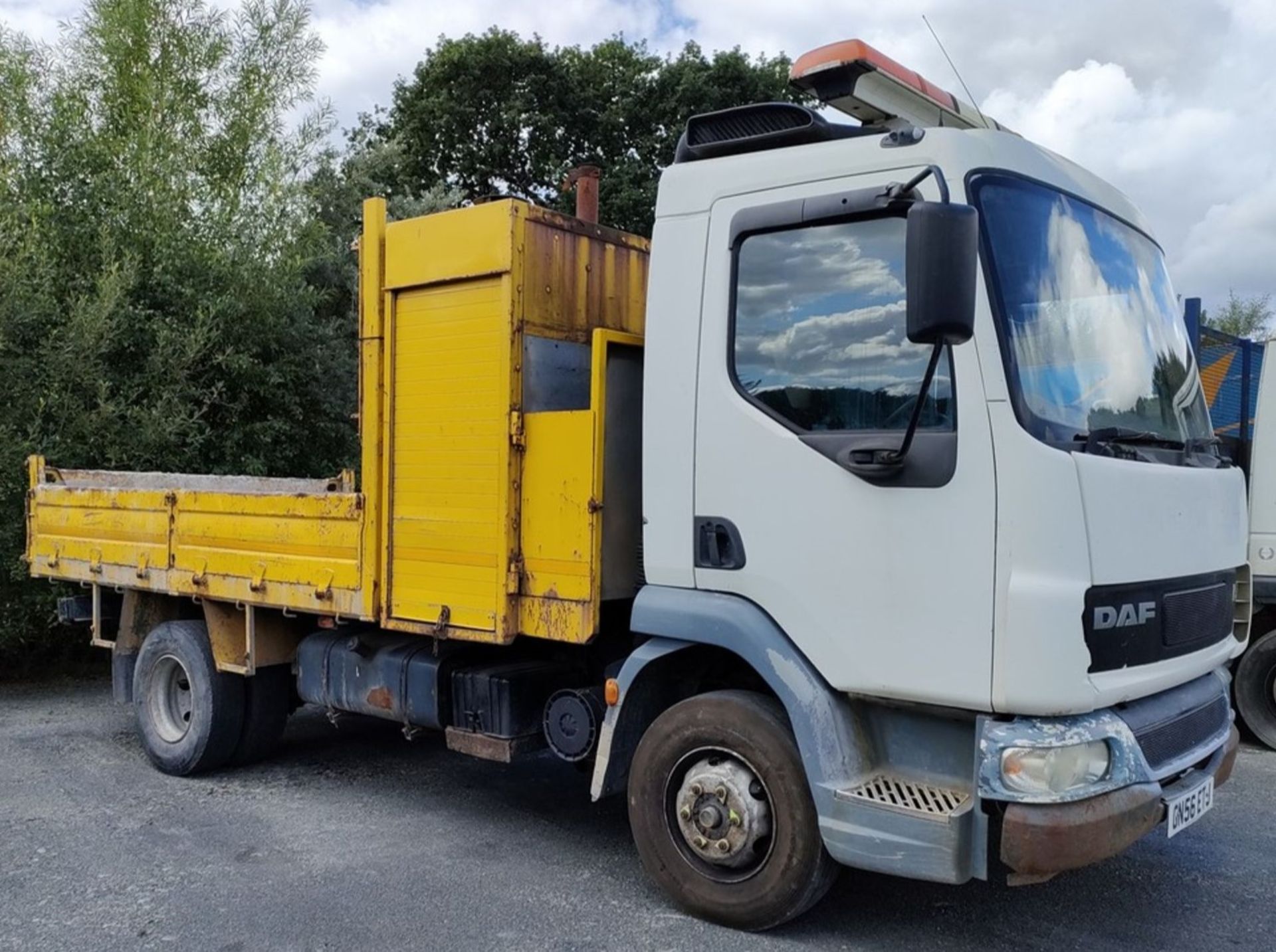 06/56 DAF TRUCKS FA LF45.150 - 3920cc 2dr Tipper (White/yellow) - Image 2 of 31