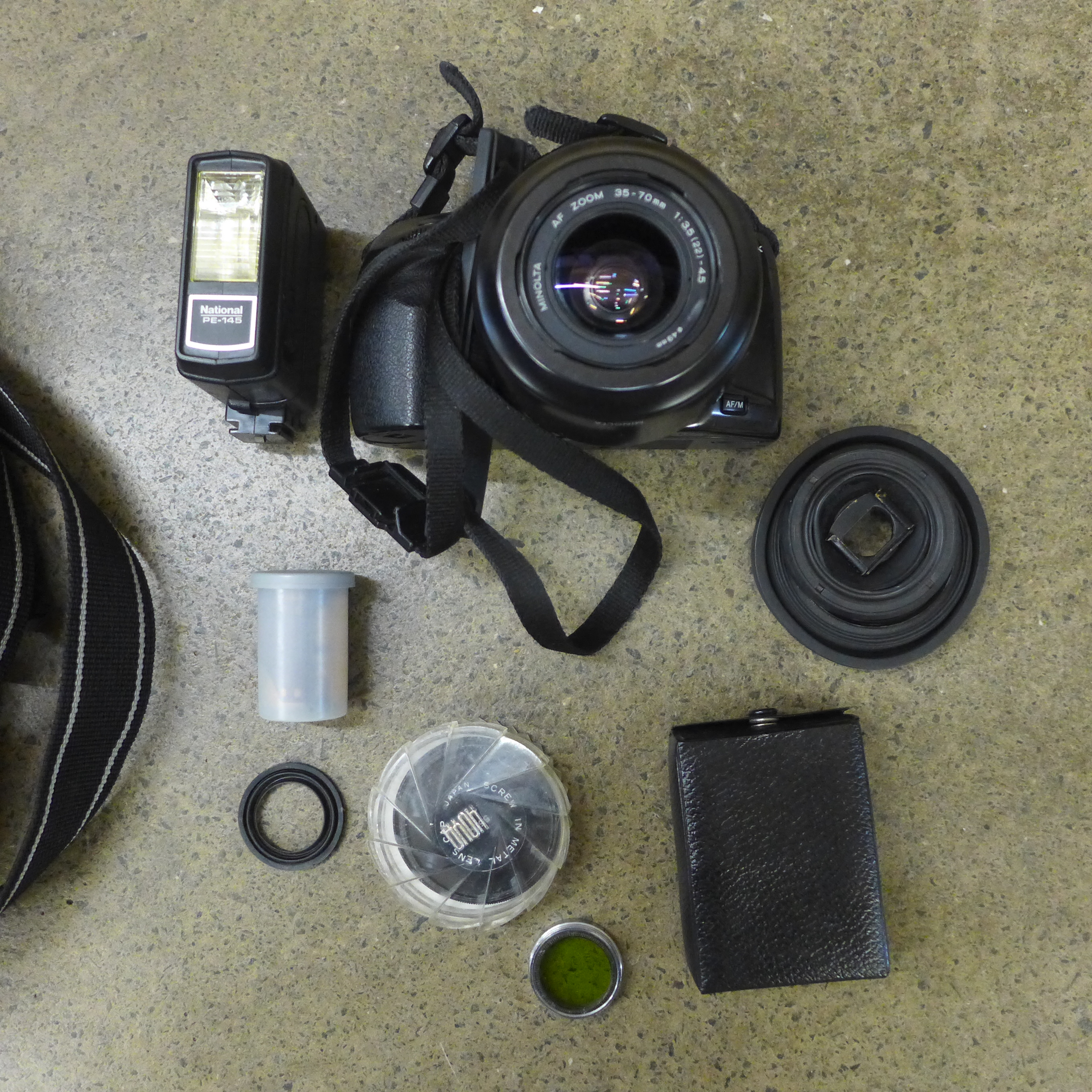 A Minolta Dynax 500si SLR camera, with flash, filters, extension tube and instructions - Image 2 of 3