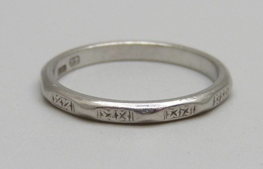 A platinum ring, 3.4g, N