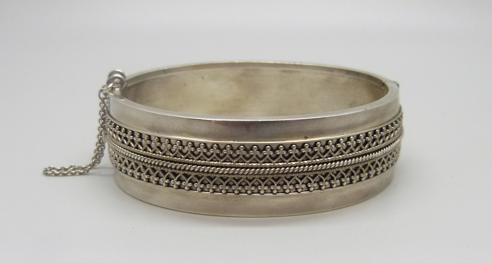 A Victorian bangle, (tests as silver)