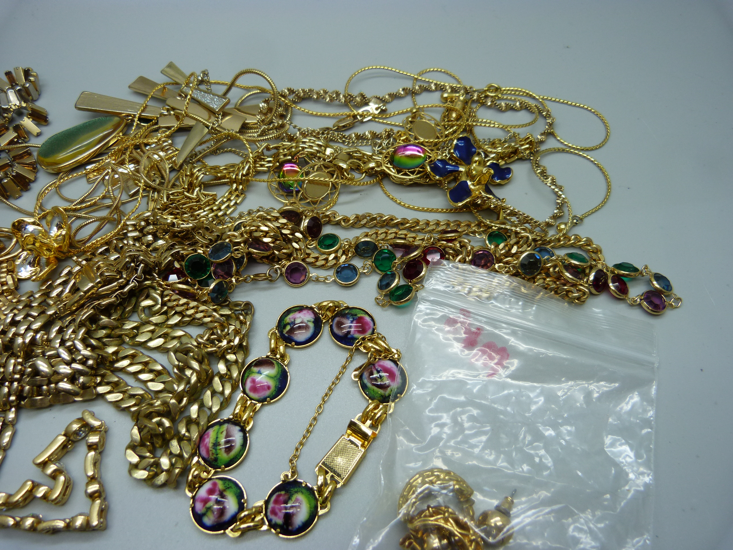A collection of gold tone jewellery - Image 2 of 3