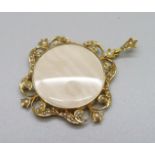 A 15ct gold and pearl photograph locket/pendant, 7.8g, 36mm