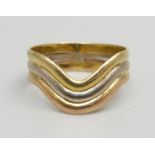 An 18ct tri-colour gold ring, 3.2g, N