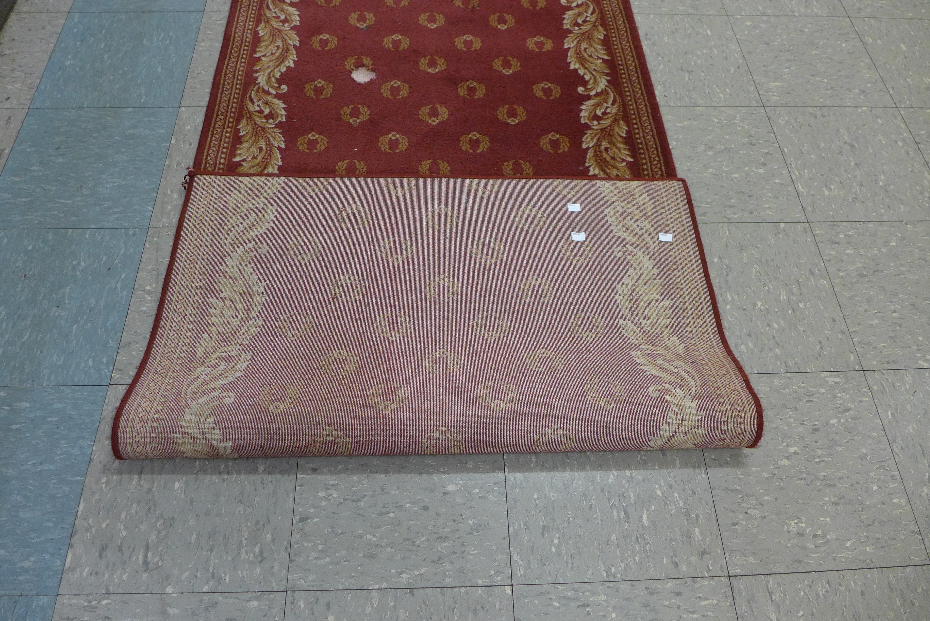 A red ground Wilton runner rug, 91 x 210cms - Image 3 of 3