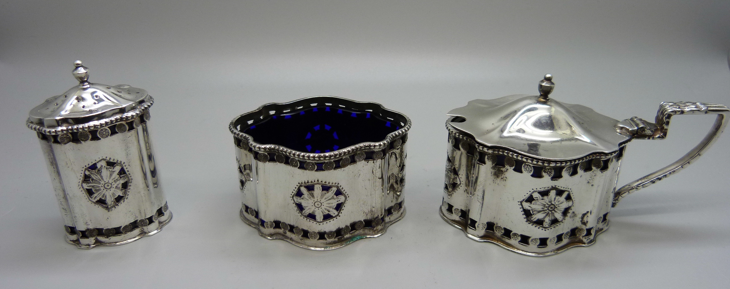 A silver cruet set with blue glass liners, Sheffield 1998, 212g