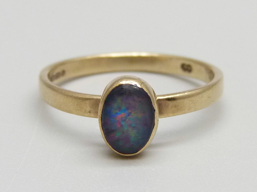 A 9ct gold and opal doublet ring, 1.8g, N