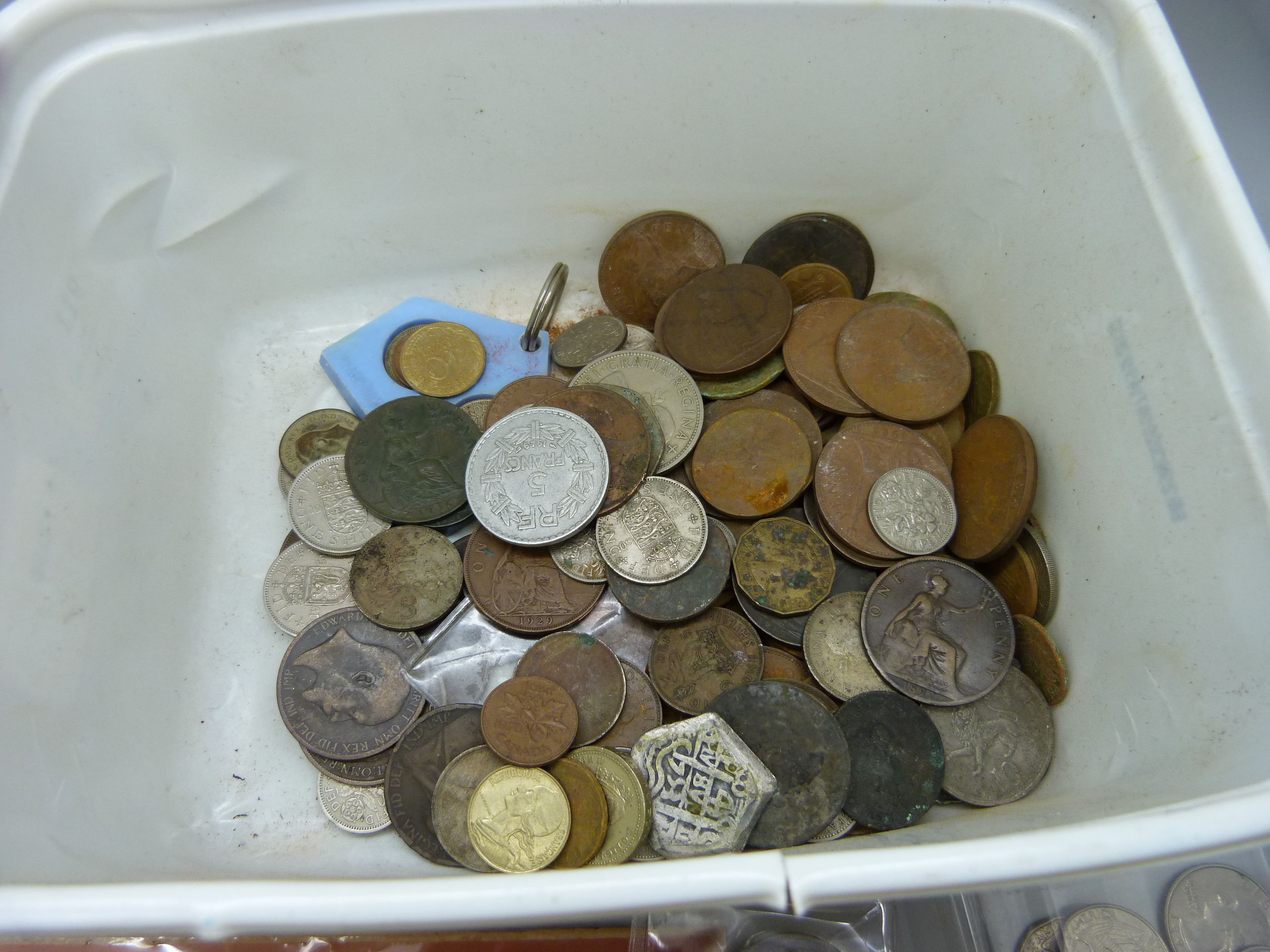 A box of mixed British and foreign coins - Image 2 of 4