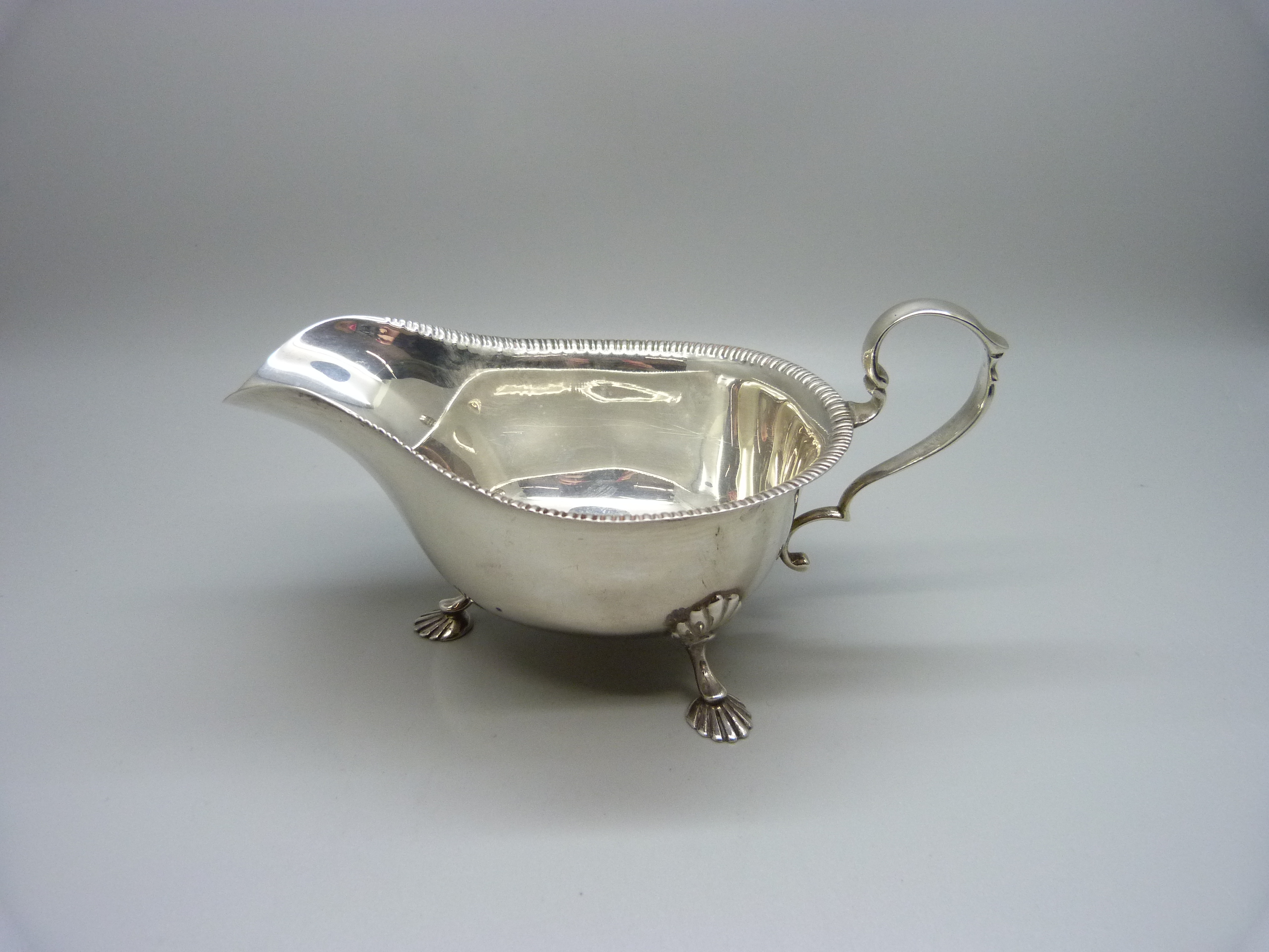 A silver sauce boat, Sheffield 1940, Mappin & Webb, 118g - Image 2 of 4