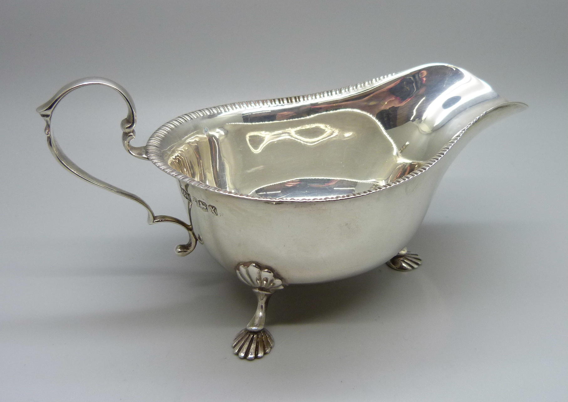 A silver sauce boat, Sheffield 1940, Mappin & Webb, 118g