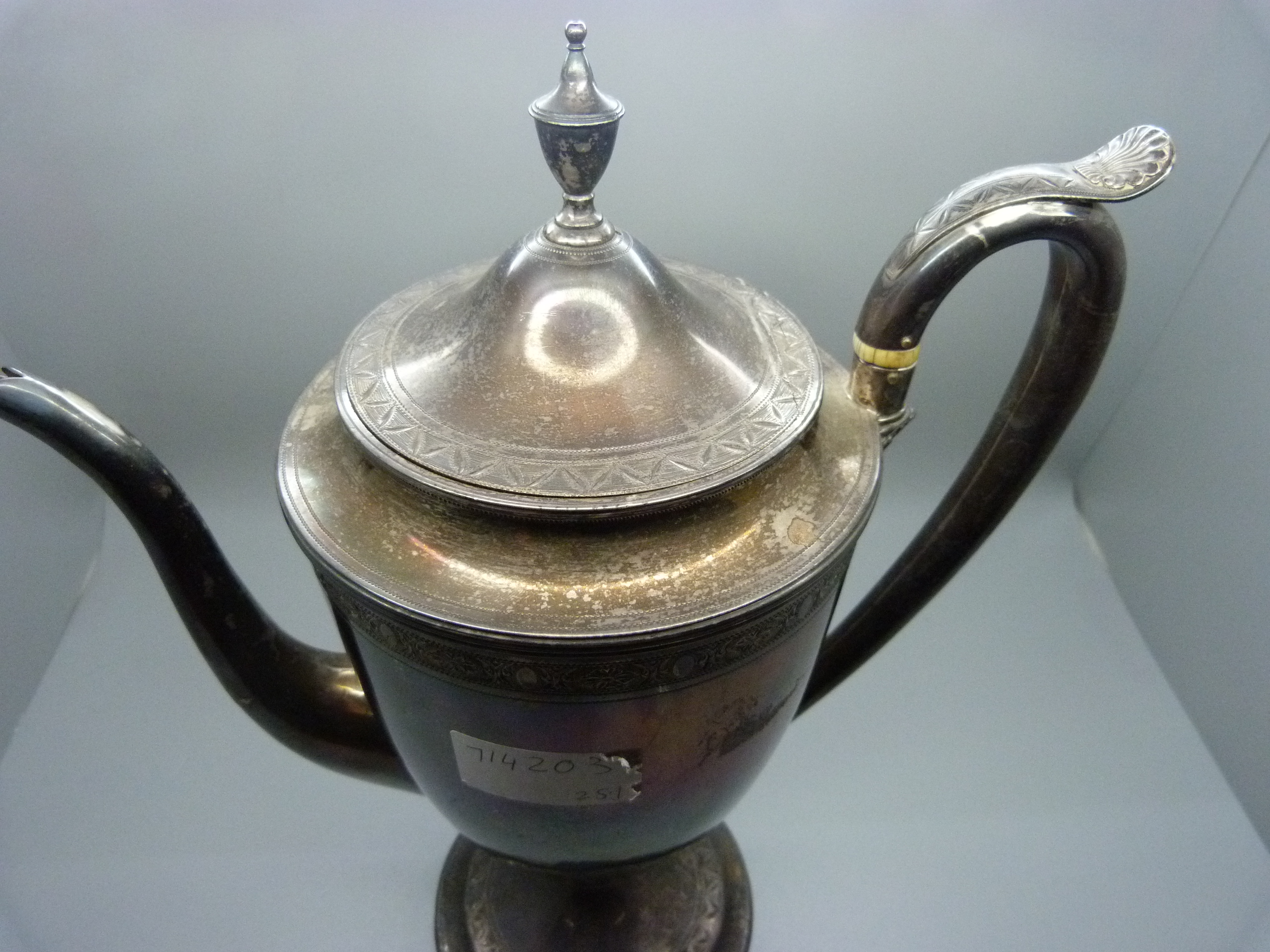 A George III silver coffee pot, London 1791, 1023g, - Bild 3 aus 9