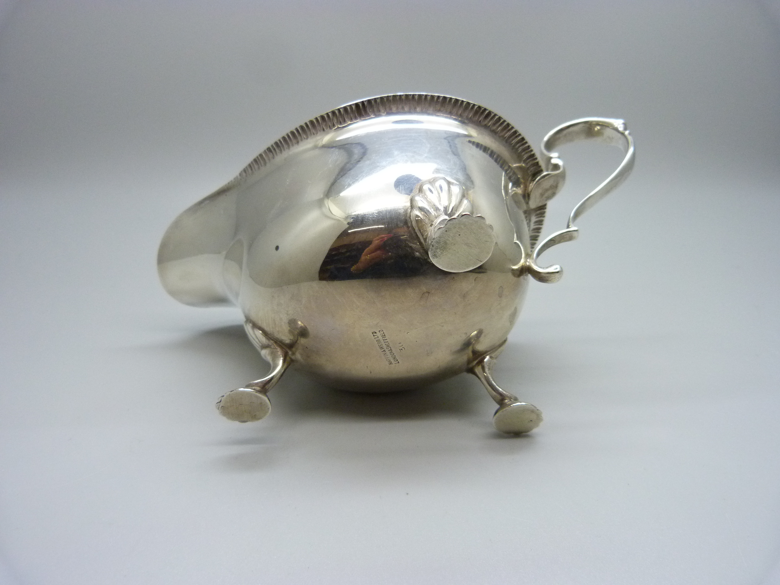 A silver sauce boat, Sheffield 1940, Mappin & Webb, 118g - Image 3 of 4