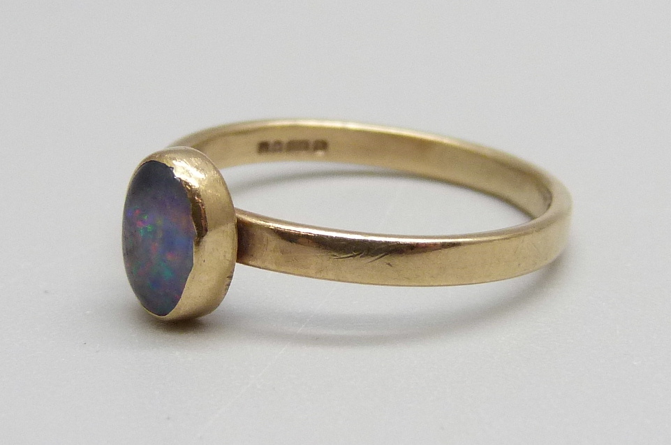 A 9ct gold and opal doublet ring, 1.8g, N - Image 2 of 3