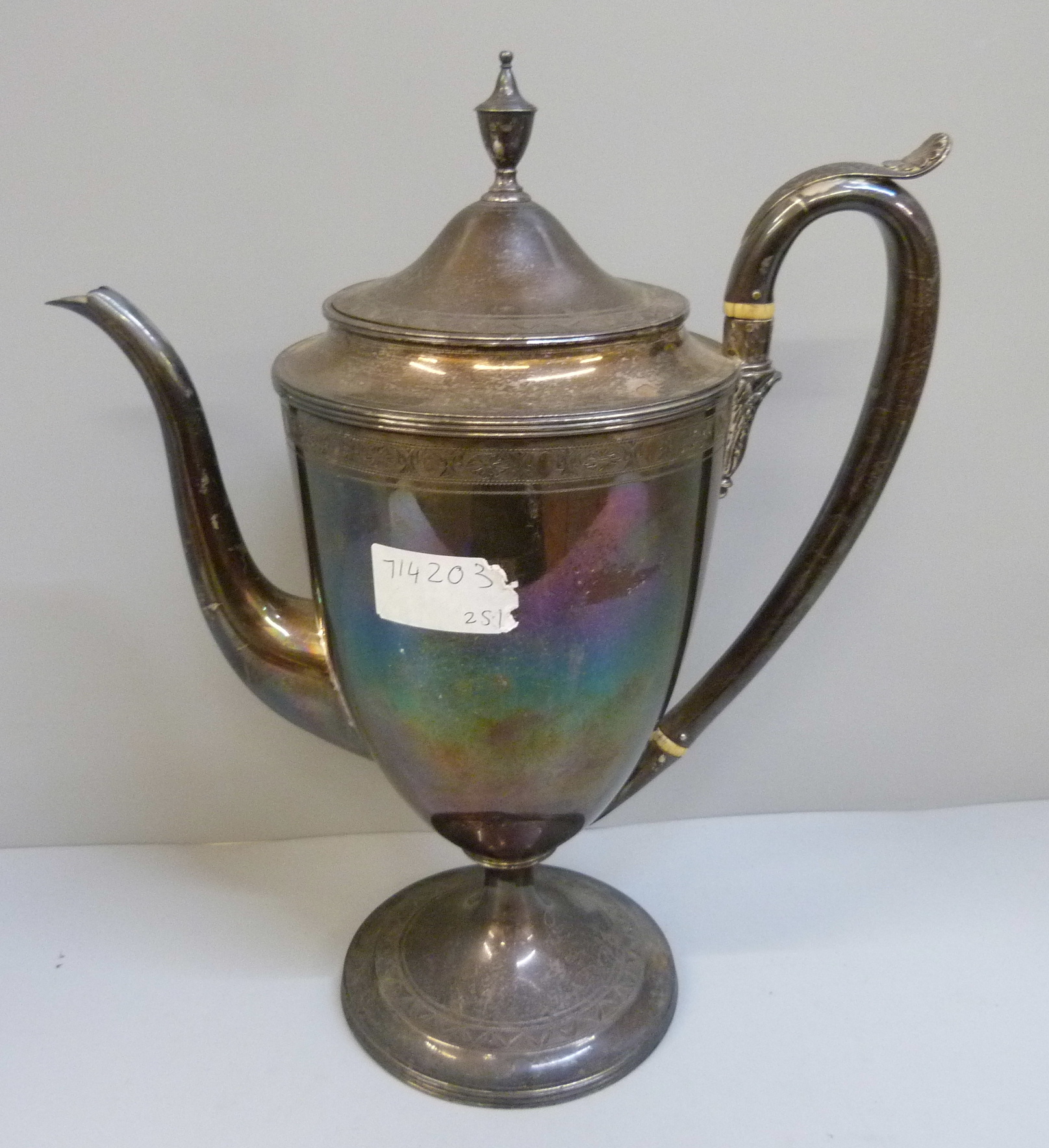 A George III silver coffee pot, London 1791, 1023g, - Bild 2 aus 9